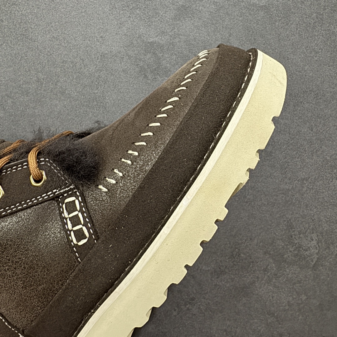 图片[5]-【SP顶级版】UGG TASMAS 秋冬羊毛一体雪地靴 W/1144016 原代工厂隆丰A级真羊毛皮一体完全遵循正平正品，精选A级羊皮毛一体材质，内里毛绒如云朵般包裹双脚，白带恒温属性一寒锁温抗冻，股季透气排湿，让双脚时刻处于干爽舒适的状态，轻量化设计搭配柔韧鞋底，每一步都似踩在软垫上，再加上贴合足型的弧度与足跟支撑，无论是居家休憩,外出通勤还是日常跑腿，全天行走也无负担。 从经典高筒靴到简约拖鞋，从基础中性色到潮流设计，既能与牛仔裤、卫衣打造随性日常，也能搭配裙子、男女同款更能轻松适配情侣穿搭。 优质羊皮毛天生耐磨损，搭配扎实工艺与防水科技加持，能抵御日常磨损与雨雪侵袭。一双穿数年仍能保持柔软质感💪🏻 尺码：39-45-选品中心