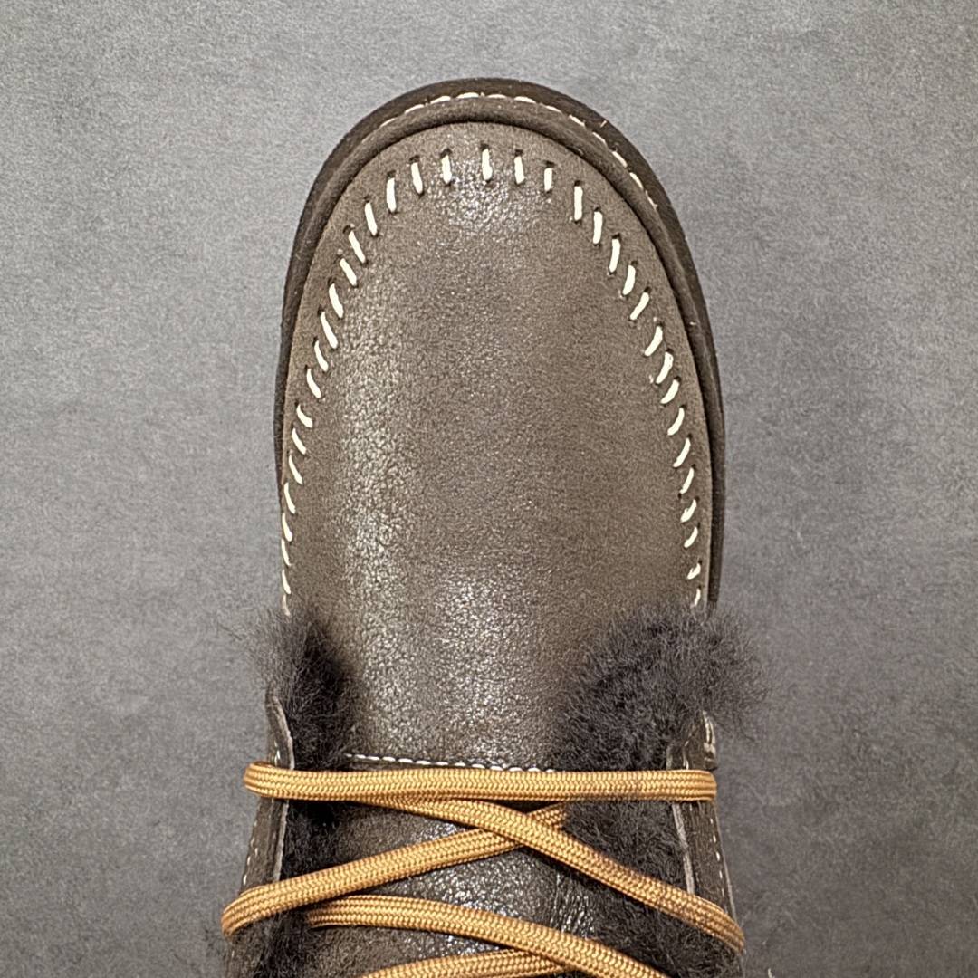 图片[8]-【SP顶级版】UGG TASMAS 秋冬羊毛一体雪地靴 W/1144016 原代工厂隆丰A级真羊毛皮一体完全遵循正平正品，精选A级羊皮毛一体材质，内里毛绒如云朵般包裹双脚，白带恒温属性一寒锁温抗冻，股季透气排湿，让双脚时刻处于干爽舒适的状态，轻量化设计搭配柔韧鞋底，每一步都似踩在软垫上，再加上贴合足型的弧度与足跟支撑，无论是居家休憩,外出通勤还是日常跑腿，全天行走也无负担。 从经典高筒靴到简约拖鞋，从基础中性色到潮流设计，既能与牛仔裤、卫衣打造随性日常，也能搭配裙子、男女同款更能轻松适配情侣穿搭。 优质羊皮毛天生耐磨损，搭配扎实工艺与防水科技加持，能抵御日常磨损与雨雪侵袭。一双穿数年仍能保持柔软质感💪🏻 尺码：39-45-选品中心