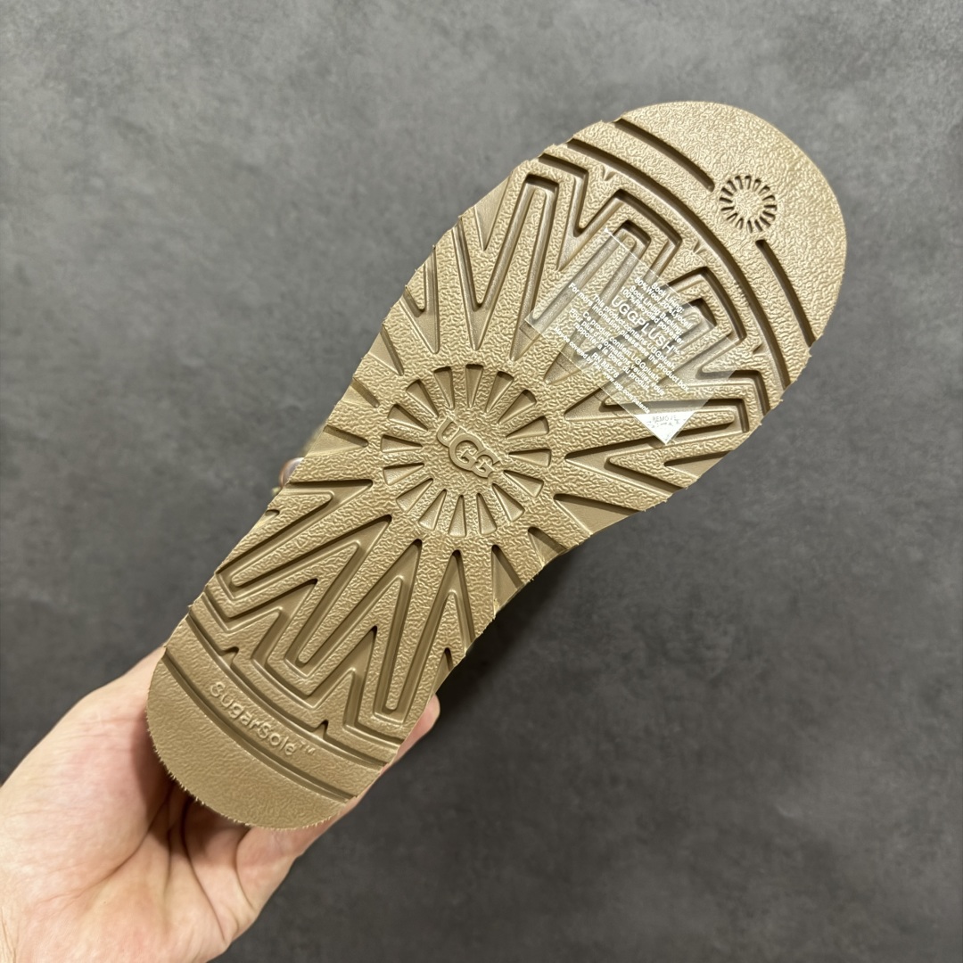 图片[9]-【SP顶级版】UGG CLASSIC SHORT 2 秋冬羊毛一体雪地靴 W/1118816 原代工厂隆丰A级真羊毛皮一体完全遵循正平正品，精选A级羊皮毛一体材质，内里毛绒如云朵般包裹双脚，白带恒温属性一寒锁温抗冻，股季透气排湿，让双脚时刻处于干爽舒适的状态，轻量化设计搭配柔韧鞋底，每一步都似踩在软垫上，再加上贴合足型的弧度与足跟支撑，无论是居家休憩,外出通勤还是日常跑腿，全天行走也无负担。 从经典高筒靴到简约拖鞋，从基础中性色到潮流设计，既能与牛仔裤、卫衣打造随性日常，也能搭配裙子、男女同款更能轻松适配情侣穿搭。 优质羊皮毛天生耐磨损，搭配扎实工艺与防水科技加持，能抵御日常磨损与雨雪侵袭。一双穿数年仍能保持柔软质感💪🏻 尺码：35-40-选品中心