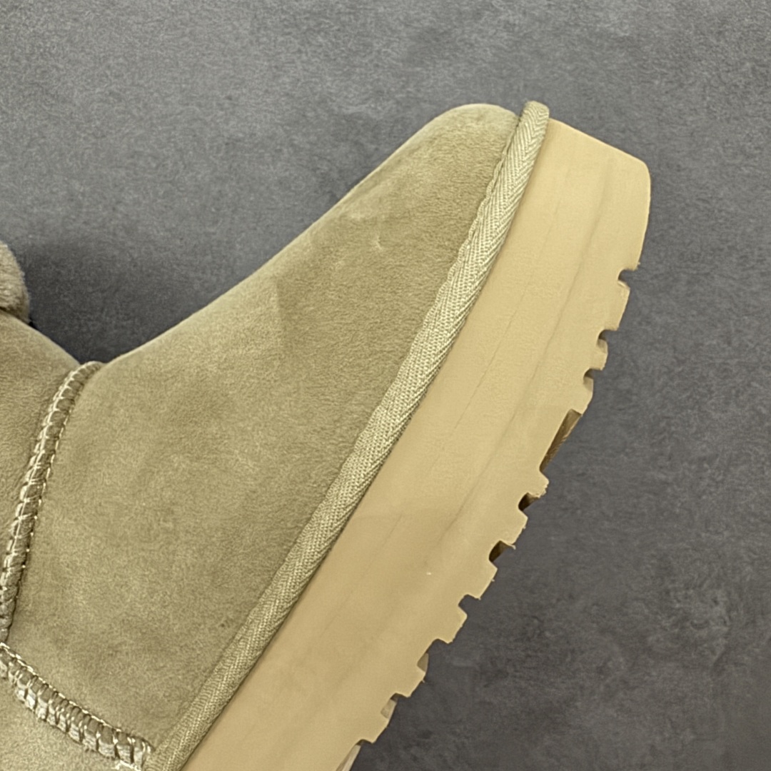 图片[5]-【SP顶级版】UGG CLASSIC SHORT 2 秋冬羊毛一体雪地靴 W/1118816 原代工厂隆丰A级真羊毛皮一体完全遵循正平正品，精选A级羊皮毛一体材质，内里毛绒如云朵般包裹双脚，白带恒温属性一寒锁温抗冻，股季透气排湿，让双脚时刻处于干爽舒适的状态，轻量化设计搭配柔韧鞋底，每一步都似踩在软垫上，再加上贴合足型的弧度与足跟支撑，无论是居家休憩,外出通勤还是日常跑腿，全天行走也无负担。 从经典高筒靴到简约拖鞋，从基础中性色到潮流设计，既能与牛仔裤、卫衣打造随性日常，也能搭配裙子、男女同款更能轻松适配情侣穿搭。 优质羊皮毛天生耐磨损，搭配扎实工艺与防水科技加持，能抵御日常磨损与雨雪侵袭。一双穿数年仍能保持柔软质感💪🏻 尺码：35-40-选品中心