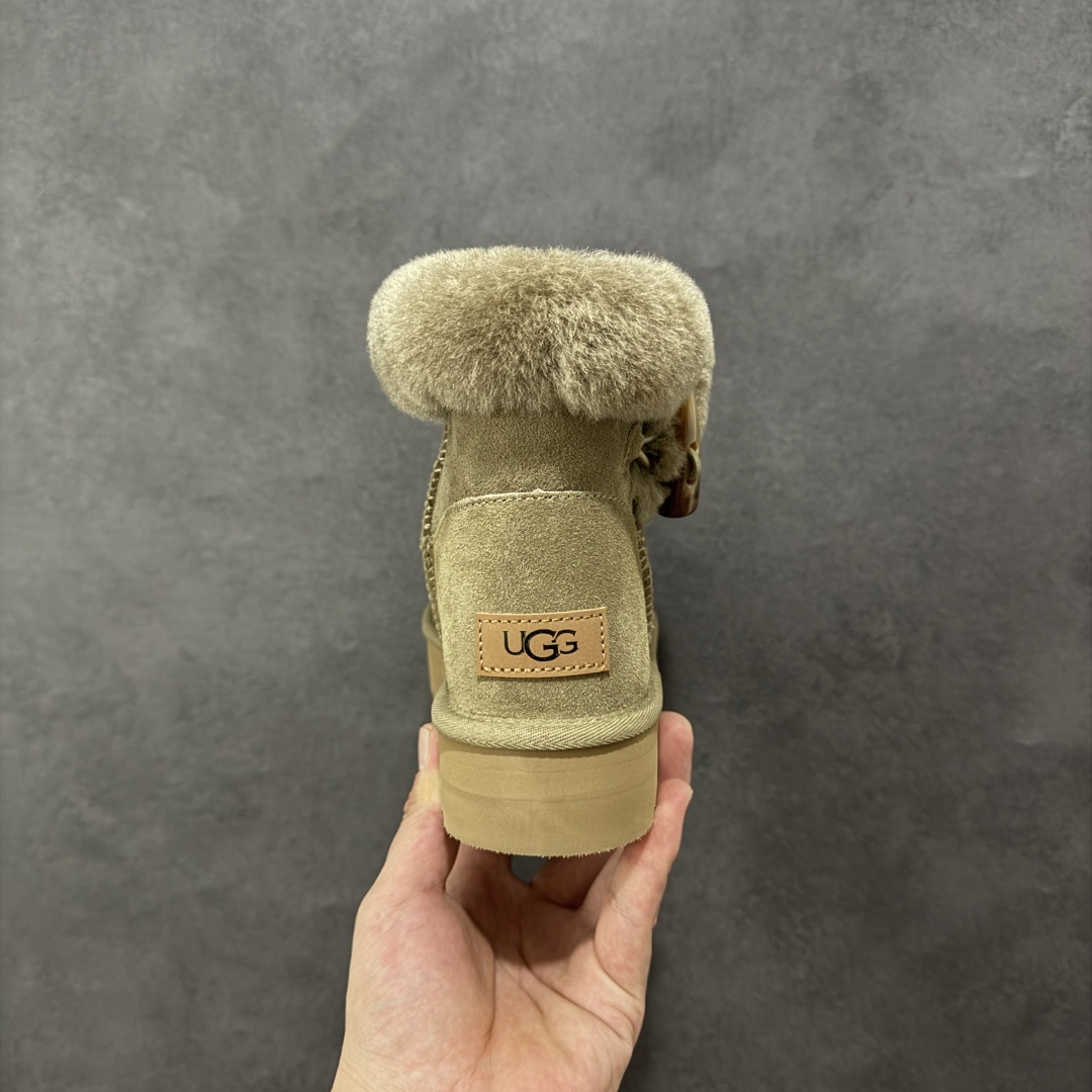 图片[4]-【SP顶级版】UGG CLASSIC SHORT 2 秋冬羊毛一体雪地靴 W/1118816 原代工厂隆丰A级真羊毛皮一体完全遵循正平正品，精选A级羊皮毛一体材质，内里毛绒如云朵般包裹双脚，白带恒温属性一寒锁温抗冻，股季透气排湿，让双脚时刻处于干爽舒适的状态，轻量化设计搭配柔韧鞋底，每一步都似踩在软垫上，再加上贴合足型的弧度与足跟支撑，无论是居家休憩,外出通勤还是日常跑腿，全天行走也无负担。 从经典高筒靴到简约拖鞋，从基础中性色到潮流设计，既能与牛仔裤、卫衣打造随性日常，也能搭配裙子、男女同款更能轻松适配情侣穿搭。 优质羊皮毛天生耐磨损，搭配扎实工艺与防水科技加持，能抵御日常磨损与雨雪侵袭。一双穿数年仍能保持柔软质感💪🏻 尺码：35-40-选品中心