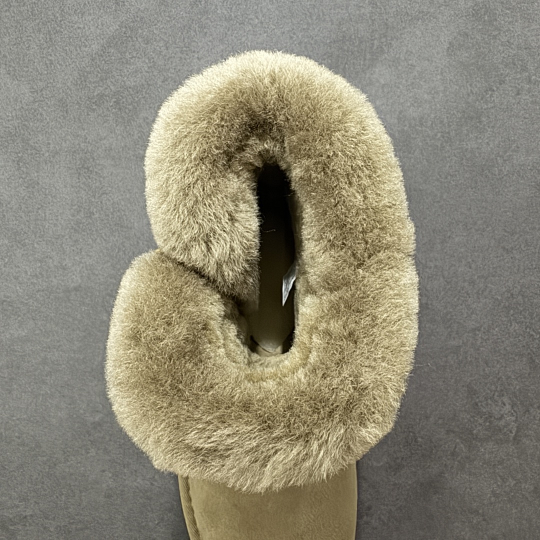 图片[7]-【SP顶级版】UGG CLASSIC SHORT 2 秋冬羊毛一体雪地靴 W/1118816 原代工厂隆丰A级真羊毛皮一体完全遵循正平正品，精选A级羊皮毛一体材质，内里毛绒如云朵般包裹双脚，白带恒温属性一寒锁温抗冻，股季透气排湿，让双脚时刻处于干爽舒适的状态，轻量化设计搭配柔韧鞋底，每一步都似踩在软垫上，再加上贴合足型的弧度与足跟支撑，无论是居家休憩,外出通勤还是日常跑腿，全天行走也无负担。 从经典高筒靴到简约拖鞋，从基础中性色到潮流设计，既能与牛仔裤、卫衣打造随性日常，也能搭配裙子、男女同款更能轻松适配情侣穿搭。 优质羊皮毛天生耐磨损，搭配扎实工艺与防水科技加持，能抵御日常磨损与雨雪侵袭。一双穿数年仍能保持柔软质感💪🏻 尺码：35-40-选品中心