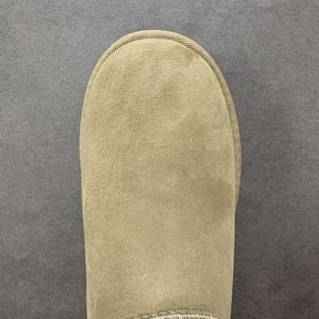 图片[8]-【SP顶级版】UGG CLASSIC SHORT 2 秋冬羊毛一体雪地靴 W/1118816 原代工厂隆丰A级真羊毛皮一体完全遵循正平正品，精选A级羊皮毛一体材质，内里毛绒如云朵般包裹双脚，白带恒温属性一寒锁温抗冻，股季透气排湿，让双脚时刻处于干爽舒适的状态，轻量化设计搭配柔韧鞋底，每一步都似踩在软垫上，再加上贴合足型的弧度与足跟支撑，无论是居家休憩,外出通勤还是日常跑腿，全天行走也无负担。 从经典高筒靴到简约拖鞋，从基础中性色到潮流设计，既能与牛仔裤、卫衣打造随性日常，也能搭配裙子、男女同款更能轻松适配情侣穿搭。 优质羊皮毛天生耐磨损，搭配扎实工艺与防水科技加持，能抵御日常磨损与雨雪侵袭。一双穿数年仍能保持柔软质感💪🏻 尺码：35-40-选品中心