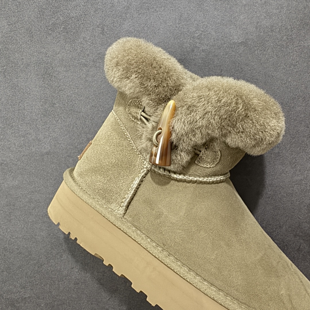 图片[6]-【SP顶级版】UGG CLASSIC SHORT 2 秋冬羊毛一体雪地靴 W/1118816 原代工厂隆丰A级真羊毛皮一体完全遵循正平正品，精选A级羊皮毛一体材质，内里毛绒如云朵般包裹双脚，白带恒温属性一寒锁温抗冻，股季透气排湿，让双脚时刻处于干爽舒适的状态，轻量化设计搭配柔韧鞋底，每一步都似踩在软垫上，再加上贴合足型的弧度与足跟支撑，无论是居家休憩,外出通勤还是日常跑腿，全天行走也无负担。 从经典高筒靴到简约拖鞋，从基础中性色到潮流设计，既能与牛仔裤、卫衣打造随性日常，也能搭配裙子、男女同款更能轻松适配情侣穿搭。 优质羊皮毛天生耐磨损，搭配扎实工艺与防水科技加持，能抵御日常磨损与雨雪侵袭。一双穿数年仍能保持柔软质感💪🏻 尺码：35-40-选品中心