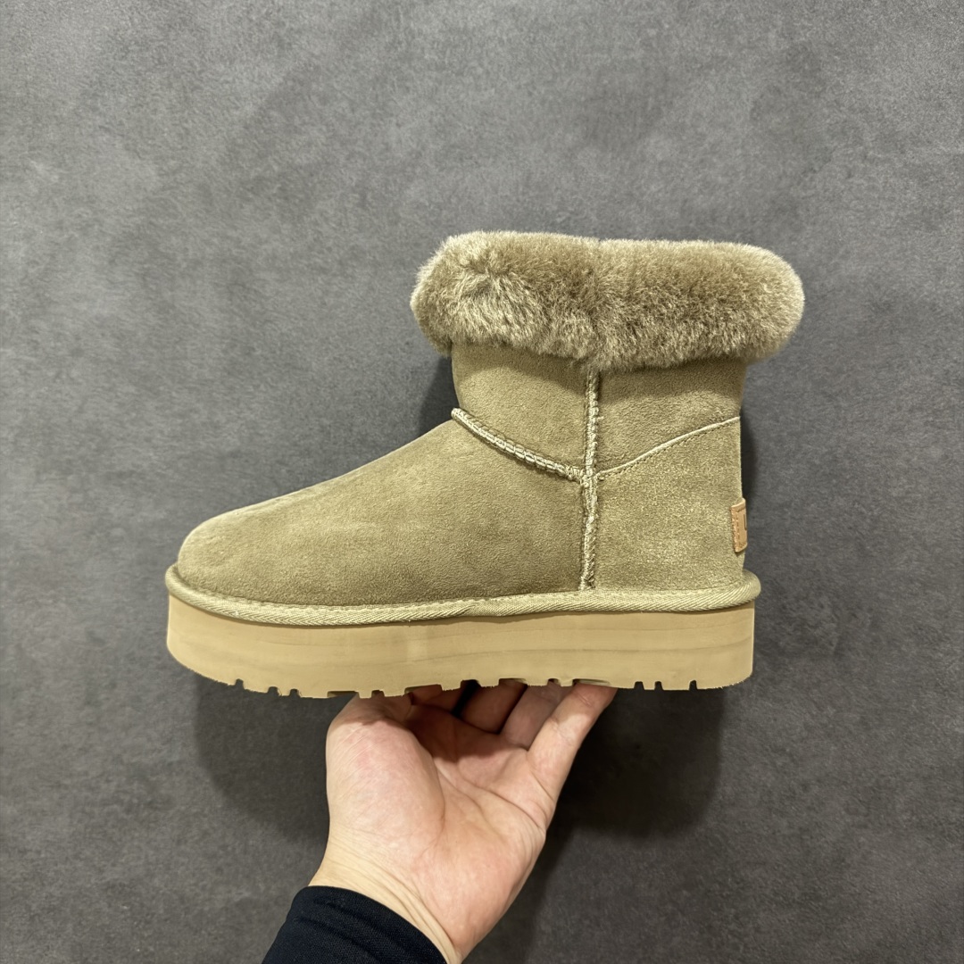 图片[2]-【SP顶级版】UGG CLASSIC SHORT 2 秋冬羊毛一体雪地靴 W/1118816 原代工厂隆丰A级真羊毛皮一体完全遵循正平正品，精选A级羊皮毛一体材质，内里毛绒如云朵般包裹双脚，白带恒温属性一寒锁温抗冻，股季透气排湿，让双脚时刻处于干爽舒适的状态，轻量化设计搭配柔韧鞋底，每一步都似踩在软垫上，再加上贴合足型的弧度与足跟支撑，无论是居家休憩,外出通勤还是日常跑腿，全天行走也无负担。 从经典高筒靴到简约拖鞋，从基础中性色到潮流设计，既能与牛仔裤、卫衣打造随性日常，也能搭配裙子、男女同款更能轻松适配情侣穿搭。 优质羊皮毛天生耐磨损，搭配扎实工艺与防水科技加持，能抵御日常磨损与雨雪侵袭。一双穿数年仍能保持柔软质感💪🏻 尺码：35-40-选品中心