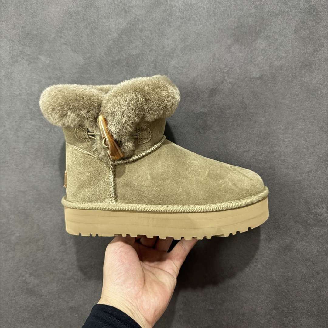 【SP顶级版】UGG CLASSIC SHORT 2 秋冬羊毛一体雪地靴 W/1118816 原代工厂隆丰A级真羊毛皮一体完全遵循正平正品,精选A级羊皮毛一体材质,内里毛绒如云朵般包裹双脚,白带恒温属性一寒锁温抗冻,股季透气排湿,让双脚时刻处于干爽舒适的状态,轻量化设计搭配柔韧鞋底,每一步都似踩在软垫上,再加上贴合足型的弧度与足跟支撑,无论是居家休憩,外出通勤还是日常跑腿,全天行走也无负担。 从经典高筒靴到简约拖鞋,从基础中性色到潮流设计,既能与牛仔裤、卫衣打造随性日常,也能搭配裙子、男女同款更能轻松适配情侣穿搭。 优质羊皮毛天生耐磨损,搭配扎实工艺与防水科技加持,能抵御日常磨损与雨雪侵袭。一双穿数年仍能保持柔软质感💪🏻 尺码:35-40-选品中心