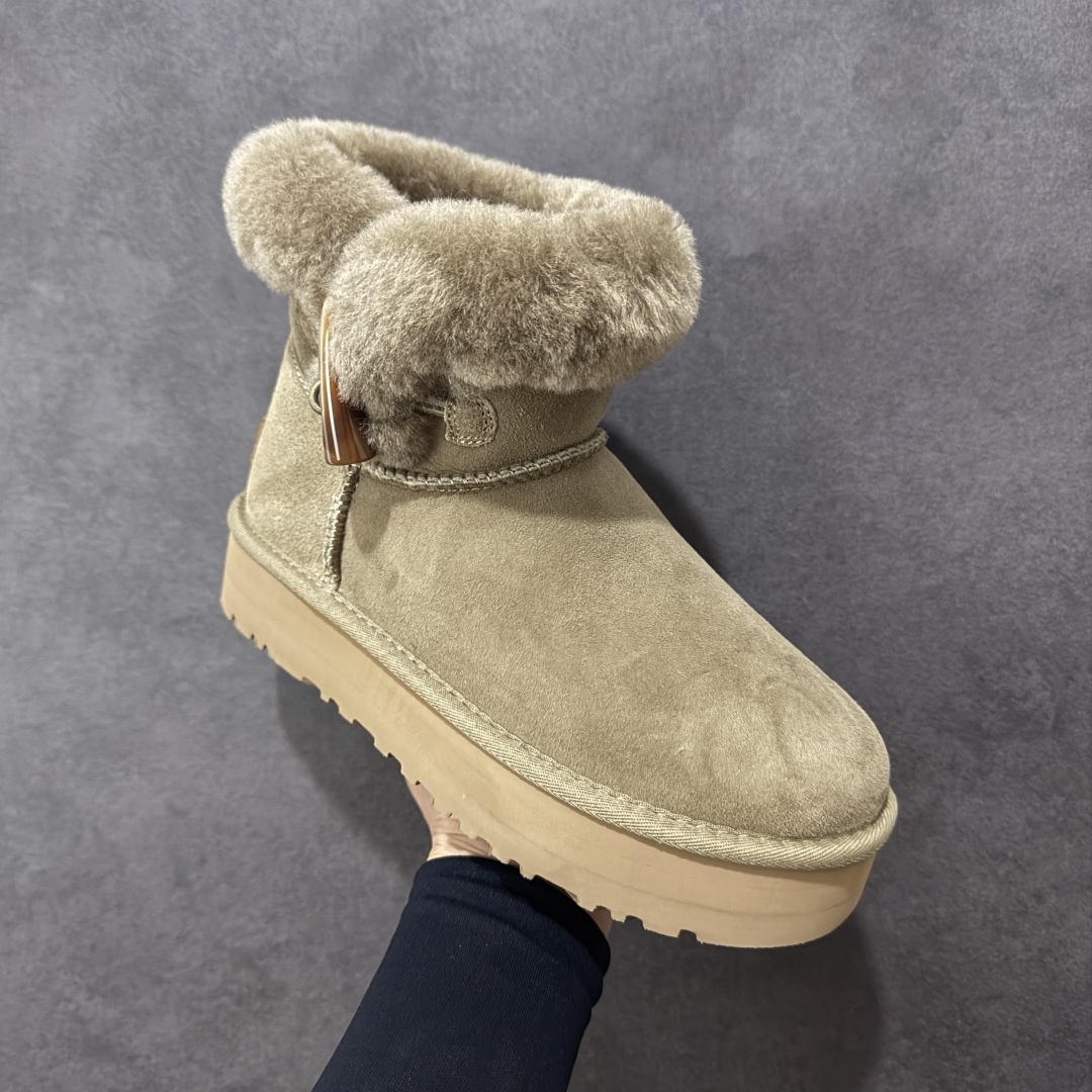 图片[3]-【SP顶级版】UGG CLASSIC SHORT 2 秋冬羊毛一体雪地靴 W/1118816 原代工厂隆丰A级真羊毛皮一体完全遵循正平正品，精选A级羊皮毛一体材质，内里毛绒如云朵般包裹双脚，白带恒温属性一寒锁温抗冻，股季透气排湿，让双脚时刻处于干爽舒适的状态，轻量化设计搭配柔韧鞋底，每一步都似踩在软垫上，再加上贴合足型的弧度与足跟支撑，无论是居家休憩,外出通勤还是日常跑腿，全天行走也无负担。 从经典高筒靴到简约拖鞋，从基础中性色到潮流设计，既能与牛仔裤、卫衣打造随性日常，也能搭配裙子、男女同款更能轻松适配情侣穿搭。 优质羊皮毛天生耐磨损，搭配扎实工艺与防水科技加持，能抵御日常磨损与雨雪侵袭。一双穿数年仍能保持柔软质感💪🏻 尺码：35-40-选品中心