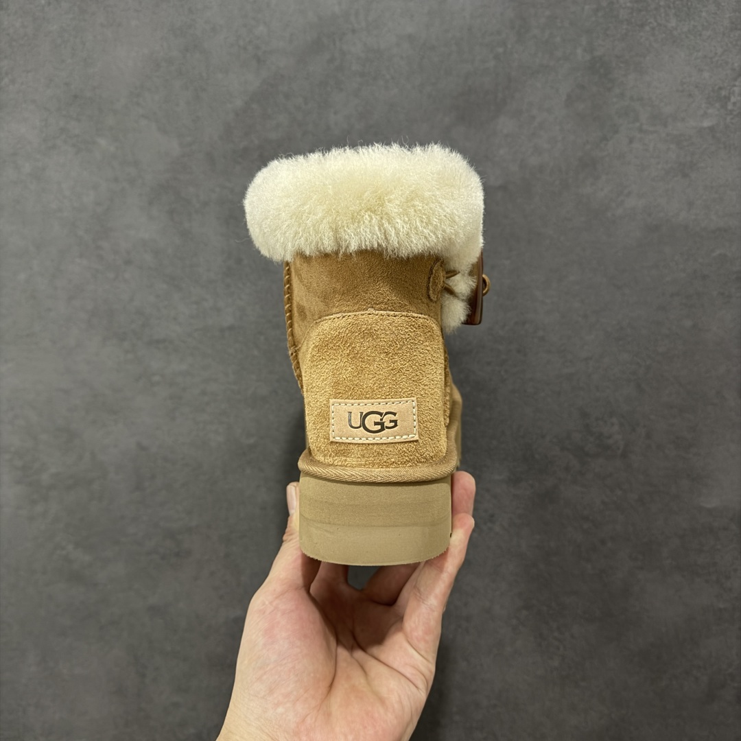 图片[4]-【SP顶级版】UGG CLASSIC SHORT 2 秋冬羊毛一体雪地靴 W/1118816 原代工厂隆丰A级真羊毛皮一体完全遵循正平正品，精选A级羊皮毛一体材质，内里毛绒如云朵般包裹双脚，白带恒温属性一寒锁温抗冻，股季透气排湿，让双脚时刻处于干爽舒适的状态，轻量化设计搭配柔韧鞋底，每一步都似踩在软垫上，再加上贴合足型的弧度与足跟支撑，无论是居家休憩,外出通勤还是日常跑腿，全天行走也无负担。 从经典高筒靴到简约拖鞋，从基础中性色到潮流设计，既能与牛仔裤、卫衣打造随性日常，也能搭配裙子、男女同款更能轻松适配情侣穿搭。 优质羊皮毛天生耐磨损，搭配扎实工艺与防水科技加持，能抵御日常磨损与雨雪侵袭。一双穿数年仍能保持柔软质感💪🏻 尺码：35-40-选品中心