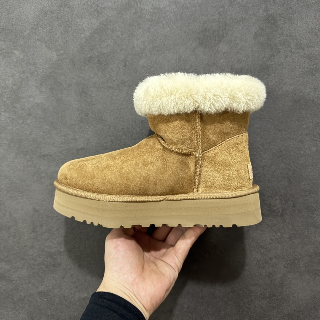 图片[2]-【SP顶级版】UGG CLASSIC SHORT 2 秋冬羊毛一体雪地靴 W/1118816 原代工厂隆丰A级真羊毛皮一体完全遵循正平正品，精选A级羊皮毛一体材质，内里毛绒如云朵般包裹双脚，白带恒温属性一寒锁温抗冻，股季透气排湿，让双脚时刻处于干爽舒适的状态，轻量化设计搭配柔韧鞋底，每一步都似踩在软垫上，再加上贴合足型的弧度与足跟支撑，无论是居家休憩,外出通勤还是日常跑腿，全天行走也无负担。 从经典高筒靴到简约拖鞋，从基础中性色到潮流设计，既能与牛仔裤、卫衣打造随性日常，也能搭配裙子、男女同款更能轻松适配情侣穿搭。 优质羊皮毛天生耐磨损，搭配扎实工艺与防水科技加持，能抵御日常磨损与雨雪侵袭。一双穿数年仍能保持柔软质感💪🏻 尺码：35-40-选品中心