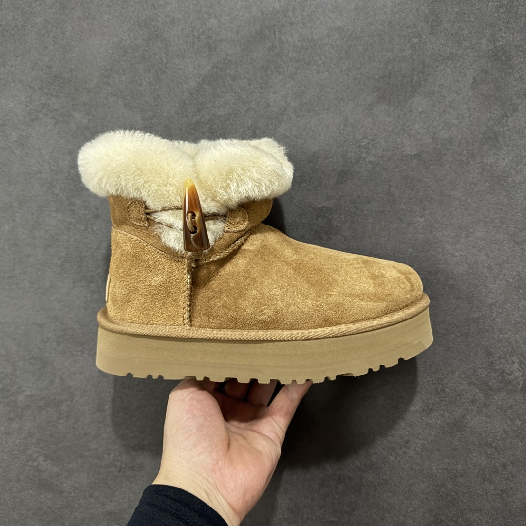 【SP顶级版】UGG CLASSIC SHORT 2 秋冬羊毛一体雪地靴 W/1118816 原代工厂隆丰A级真羊毛皮一体完全遵循正平正品,精选A级羊皮毛一体材质,内里毛绒如云朵般包裹双脚,白带恒温属性一寒锁温抗冻,股季透气排湿,让双脚时刻处于干爽舒适的状态,轻量化设计搭配柔韧鞋底,每一步都似踩在软垫上,再加上贴合足型的弧度与足跟支撑,无论是居家休憩,外出通勤还是日常跑腿,全天行走也无负担。 从经典高筒靴到简约拖鞋,从基础中性色到潮流设计,既能与牛仔裤、卫衣打造随性日常,也能搭配裙子、男女同款更能轻松适配情侣穿搭。 优质羊皮毛天生耐磨损,搭配扎实工艺与防水科技加持,能抵御日常磨损与雨雪侵袭。一双穿数年仍能保持柔软质感💪🏻 尺码:35-40-选品中心
