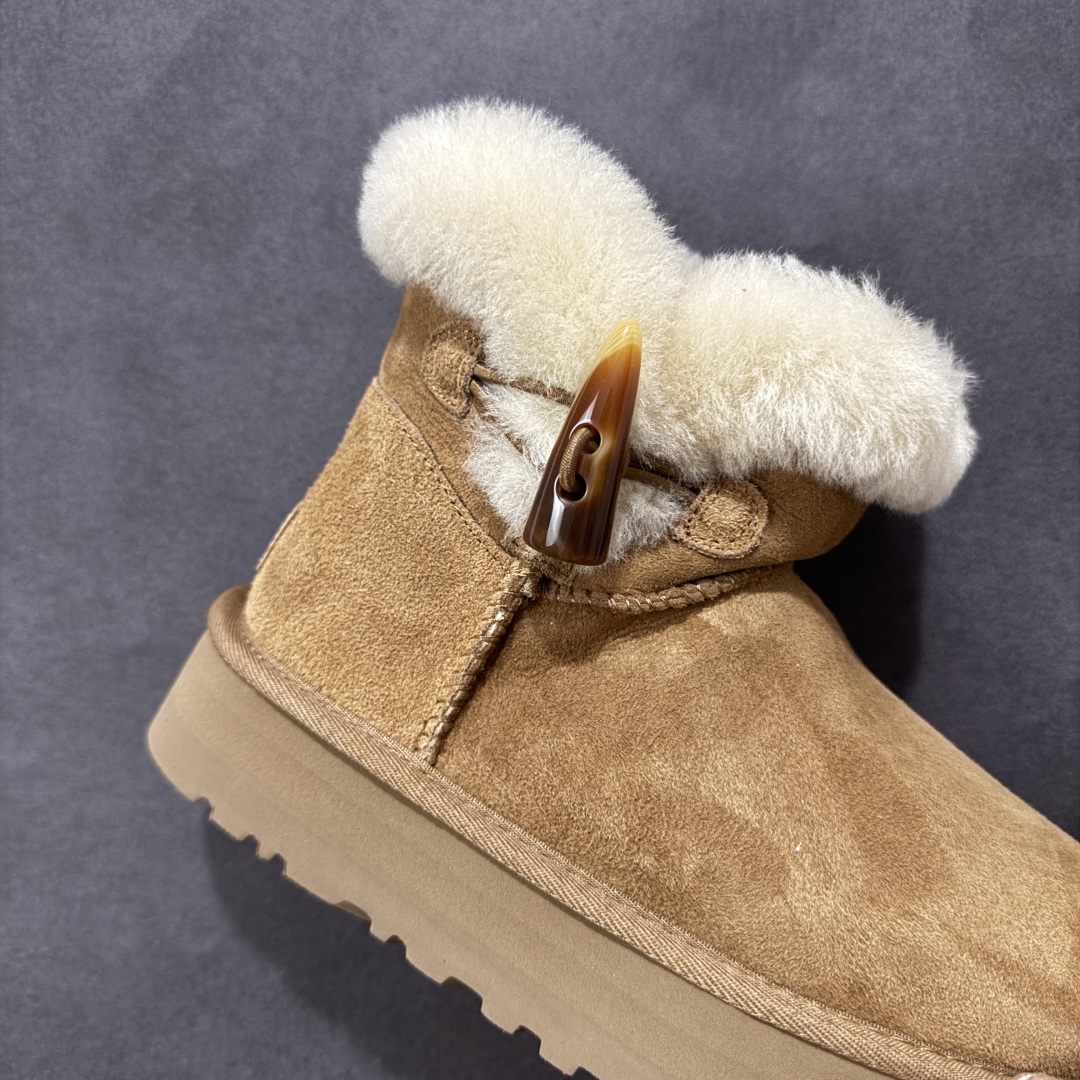 图片[6]-【SP顶级版】UGG CLASSIC SHORT 2 秋冬羊毛一体雪地靴 W/1118816 原代工厂隆丰A级真羊毛皮一体完全遵循正平正品，精选A级羊皮毛一体材质，内里毛绒如云朵般包裹双脚，白带恒温属性一寒锁温抗冻，股季透气排湿，让双脚时刻处于干爽舒适的状态，轻量化设计搭配柔韧鞋底，每一步都似踩在软垫上，再加上贴合足型的弧度与足跟支撑，无论是居家休憩,外出通勤还是日常跑腿，全天行走也无负担。 从经典高筒靴到简约拖鞋，从基础中性色到潮流设计，既能与牛仔裤、卫衣打造随性日常，也能搭配裙子、男女同款更能轻松适配情侣穿搭。 优质羊皮毛天生耐磨损，搭配扎实工艺与防水科技加持，能抵御日常磨损与雨雪侵袭。一双穿数年仍能保持柔软质感💪🏻 尺码：35-40-选品中心