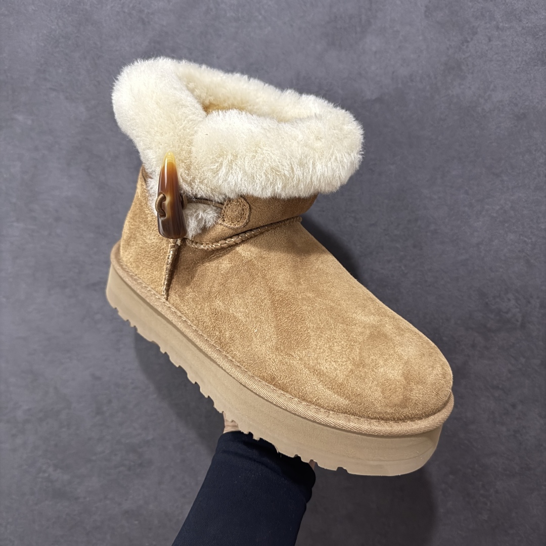 图片[3]-【SP顶级版】UGG CLASSIC SHORT 2 秋冬羊毛一体雪地靴 W/1118816 原代工厂隆丰A级真羊毛皮一体完全遵循正平正品，精选A级羊皮毛一体材质，内里毛绒如云朵般包裹双脚，白带恒温属性一寒锁温抗冻，股季透气排湿，让双脚时刻处于干爽舒适的状态，轻量化设计搭配柔韧鞋底，每一步都似踩在软垫上，再加上贴合足型的弧度与足跟支撑，无论是居家休憩,外出通勤还是日常跑腿，全天行走也无负担。 从经典高筒靴到简约拖鞋，从基础中性色到潮流设计，既能与牛仔裤、卫衣打造随性日常，也能搭配裙子、男女同款更能轻松适配情侣穿搭。 优质羊皮毛天生耐磨损，搭配扎实工艺与防水科技加持，能抵御日常磨损与雨雪侵袭。一双穿数年仍能保持柔软质感💪🏻 尺码：35-40-选品中心