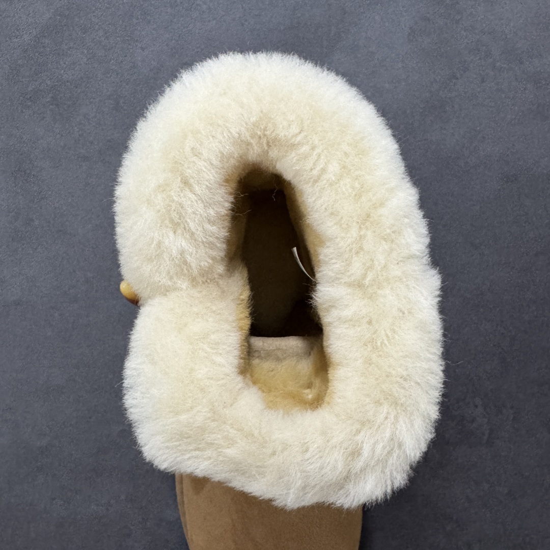 图片[7]-【SP顶级版】UGG CLASSIC SHORT 2 秋冬羊毛一体雪地靴 W/1118816 原代工厂隆丰A级真羊毛皮一体完全遵循正平正品，精选A级羊皮毛一体材质，内里毛绒如云朵般包裹双脚，白带恒温属性一寒锁温抗冻，股季透气排湿，让双脚时刻处于干爽舒适的状态，轻量化设计搭配柔韧鞋底，每一步都似踩在软垫上，再加上贴合足型的弧度与足跟支撑，无论是居家休憩,外出通勤还是日常跑腿，全天行走也无负担。 从经典高筒靴到简约拖鞋，从基础中性色到潮流设计，既能与牛仔裤、卫衣打造随性日常，也能搭配裙子、男女同款更能轻松适配情侣穿搭。 优质羊皮毛天生耐磨损，搭配扎实工艺与防水科技加持，能抵御日常磨损与雨雪侵袭。一双穿数年仍能保持柔软质感💪🏻 尺码：35-40-选品中心