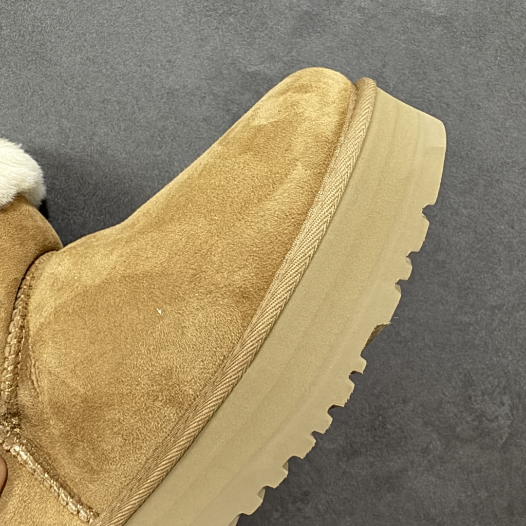 图片[5]-【SP顶级版】UGG CLASSIC SHORT 2 秋冬羊毛一体雪地靴 W/1118816 原代工厂隆丰A级真羊毛皮一体完全遵循正平正品，精选A级羊皮毛一体材质，内里毛绒如云朵般包裹双脚，白带恒温属性一寒锁温抗冻，股季透气排湿，让双脚时刻处于干爽舒适的状态，轻量化设计搭配柔韧鞋底，每一步都似踩在软垫上，再加上贴合足型的弧度与足跟支撑，无论是居家休憩,外出通勤还是日常跑腿，全天行走也无负担。 从经典高筒靴到简约拖鞋，从基础中性色到潮流设计，既能与牛仔裤、卫衣打造随性日常，也能搭配裙子、男女同款更能轻松适配情侣穿搭。 优质羊皮毛天生耐磨损，搭配扎实工艺与防水科技加持，能抵御日常磨损与雨雪侵袭。一双穿数年仍能保持柔软质感💪🏻 尺码：35-40-选品中心