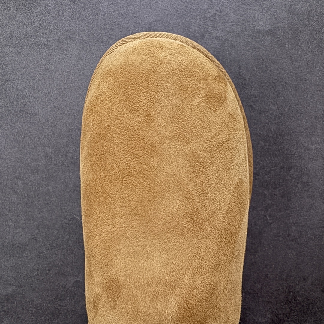 图片[8]-【SP顶级版】UGG CLASSIC SHORT 2 秋冬羊毛一体雪地靴 W/1118816 原代工厂隆丰A级真羊毛皮一体完全遵循正平正品，精选A级羊皮毛一体材质，内里毛绒如云朵般包裹双脚，白带恒温属性一寒锁温抗冻，股季透气排湿，让双脚时刻处于干爽舒适的状态，轻量化设计搭配柔韧鞋底，每一步都似踩在软垫上，再加上贴合足型的弧度与足跟支撑，无论是居家休憩,外出通勤还是日常跑腿，全天行走也无负担。 从经典高筒靴到简约拖鞋，从基础中性色到潮流设计，既能与牛仔裤、卫衣打造随性日常，也能搭配裙子、男女同款更能轻松适配情侣穿搭。 优质羊皮毛天生耐磨损，搭配扎实工艺与防水科技加持，能抵御日常磨损与雨雪侵袭。一双穿数年仍能保持柔软质感💪🏻 尺码：35-40-选品中心