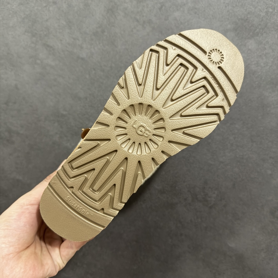 图片[9]-【SP顶级版】UGG CLASSIC SHORT 2 秋冬羊毛一体雪地靴 W/1118816 原代工厂隆丰A级真羊毛皮一体完全遵循正平正品，精选A级羊皮毛一体材质，内里毛绒如云朵般包裹双脚，白带恒温属性一寒锁温抗冻，股季透气排湿，让双脚时刻处于干爽舒适的状态，轻量化设计搭配柔韧鞋底，每一步都似踩在软垫上，再加上贴合足型的弧度与足跟支撑，无论是居家休憩,外出通勤还是日常跑腿，全天行走也无负担。 从经典高筒靴到简约拖鞋，从基础中性色到潮流设计，既能与牛仔裤、卫衣打造随性日常，也能搭配裙子、男女同款更能轻松适配情侣穿搭。 优质羊皮毛天生耐磨损，搭配扎实工艺与防水科技加持，能抵御日常磨损与雨雪侵袭。一双穿数年仍能保持柔软质感💪🏻 尺码：35-40-选品中心