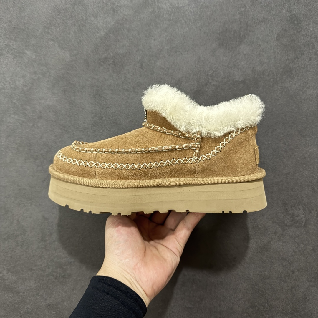 图片[2]-【SP顶级版】UGG TAZZ MAXI TASMAN 秋冬羊毛一体雪地靴 W/1158224 原代工厂隆丰A级真羊毛皮一体完全遵循正平正品，精选A级羊皮毛一体材质，内里毛绒如云朵般包裹双脚，白带恒温属性一寒锁温抗冻，股季透气排湿，让双脚时刻处于干爽舒适的状态，轻量化设计搭配柔韧鞋底，每一步都似踩在软垫上，再加上贴合足型的弧度与足跟支撑，无论是居家休憩,外出通勤还是日常跑腿，全天行走也无负担。 从经典高筒靴到简约拖鞋，从基础中性色到潮流设计，既能与牛仔裤、卫衣打造随性日常，也能搭配裙子、男女同款更能轻松适配情侣穿搭。 优质羊皮毛天生耐磨损，搭配扎实工艺与防水科技加持，能抵御日常磨损与雨雪侵袭。一双穿数年仍能保持柔软质感💪🏻 尺码：35-40-选品中心