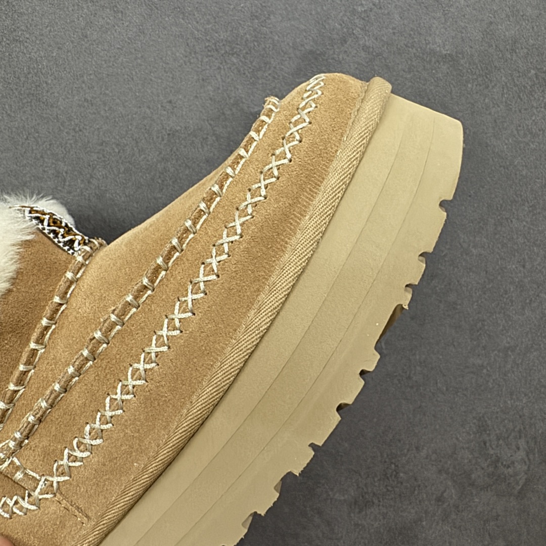 图片[5]-【SP顶级版】UGG TAZZ MAXI TASMAN 秋冬羊毛一体雪地靴 W/1158224 原代工厂隆丰A级真羊毛皮一体完全遵循正平正品，精选A级羊皮毛一体材质，内里毛绒如云朵般包裹双脚，白带恒温属性一寒锁温抗冻，股季透气排湿，让双脚时刻处于干爽舒适的状态，轻量化设计搭配柔韧鞋底，每一步都似踩在软垫上，再加上贴合足型的弧度与足跟支撑，无论是居家休憩,外出通勤还是日常跑腿，全天行走也无负担。 从经典高筒靴到简约拖鞋，从基础中性色到潮流设计，既能与牛仔裤、卫衣打造随性日常，也能搭配裙子、男女同款更能轻松适配情侣穿搭。 优质羊皮毛天生耐磨损，搭配扎实工艺与防水科技加持，能抵御日常磨损与雨雪侵袭。一双穿数年仍能保持柔软质感💪🏻 尺码：35-40-选品中心