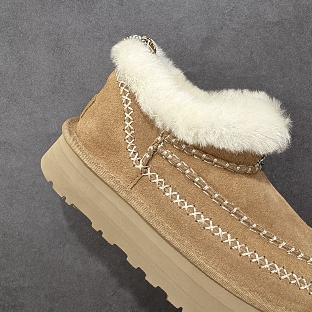 图片[6]-【SP顶级版】UGG TAZZ MAXI TASMAN 秋冬羊毛一体雪地靴 W/1158224 原代工厂隆丰A级真羊毛皮一体完全遵循正平正品，精选A级羊皮毛一体材质，内里毛绒如云朵般包裹双脚，白带恒温属性一寒锁温抗冻，股季透气排湿，让双脚时刻处于干爽舒适的状态，轻量化设计搭配柔韧鞋底，每一步都似踩在软垫上，再加上贴合足型的弧度与足跟支撑，无论是居家休憩,外出通勤还是日常跑腿，全天行走也无负担。 从经典高筒靴到简约拖鞋，从基础中性色到潮流设计，既能与牛仔裤、卫衣打造随性日常，也能搭配裙子、男女同款更能轻松适配情侣穿搭。 优质羊皮毛天生耐磨损，搭配扎实工艺与防水科技加持，能抵御日常磨损与雨雪侵袭。一双穿数年仍能保持柔软质感💪🏻 尺码：35-40-选品中心