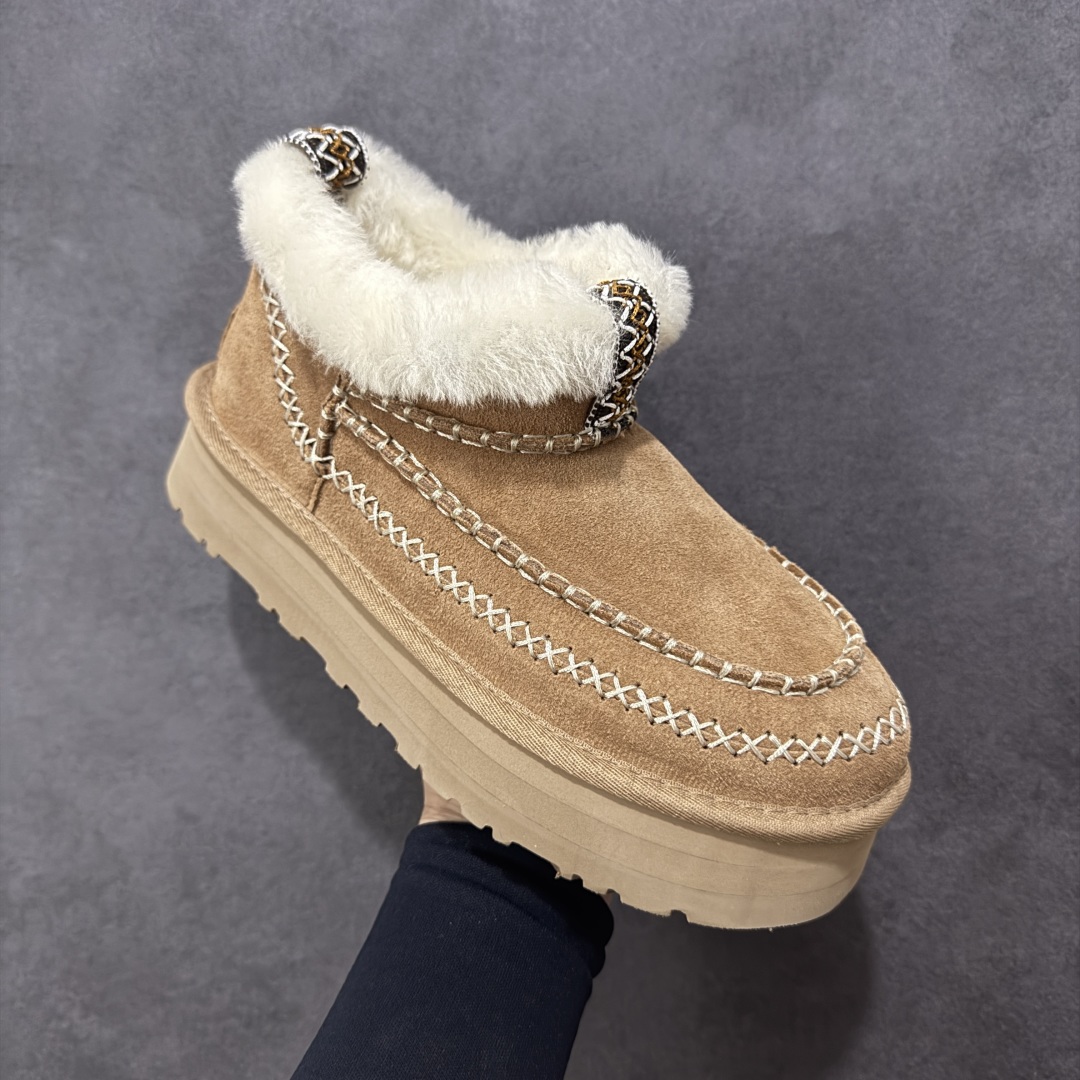 图片[3]-【SP顶级版】UGG TAZZ MAXI TASMAN 秋冬羊毛一体雪地靴 W/1158224 原代工厂隆丰A级真羊毛皮一体完全遵循正平正品，精选A级羊皮毛一体材质，内里毛绒如云朵般包裹双脚，白带恒温属性一寒锁温抗冻，股季透气排湿，让双脚时刻处于干爽舒适的状态，轻量化设计搭配柔韧鞋底，每一步都似踩在软垫上，再加上贴合足型的弧度与足跟支撑，无论是居家休憩,外出通勤还是日常跑腿，全天行走也无负担。 从经典高筒靴到简约拖鞋，从基础中性色到潮流设计，既能与牛仔裤、卫衣打造随性日常，也能搭配裙子、男女同款更能轻松适配情侣穿搭。 优质羊皮毛天生耐磨损，搭配扎实工艺与防水科技加持，能抵御日常磨损与雨雪侵袭。一双穿数年仍能保持柔软质感💪🏻 尺码：35-40-选品中心