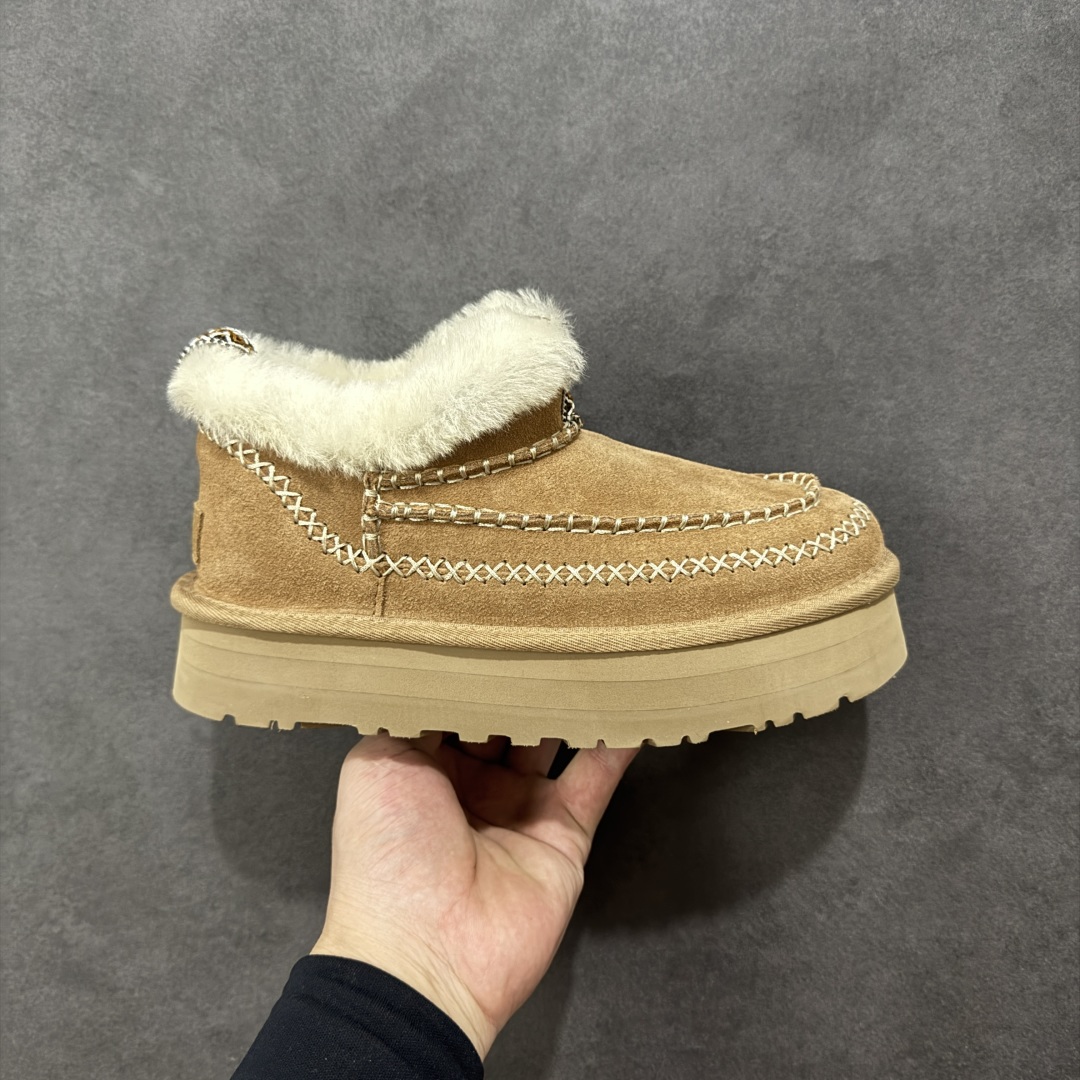 【SP顶级版】UGG TAZZ MAXI TASMAN 秋冬羊毛一体雪地靴 W/1158224 原代工厂隆丰A级真羊毛皮一体完全遵循正平正品,精选A级羊皮毛一体材质,内里毛绒如云朵般包裹双脚,白带恒温属性一寒锁温抗冻,股季透气排湿,让双脚时刻处于干爽舒适的状态,轻量化设计搭配柔韧鞋底,每一步都似踩在软垫上,再加上贴合足型的弧度与足跟支撑,无论是居家休憩,外出通勤还是日常跑腿,全天行走也无负担。 从经典高筒靴到简约拖鞋,从基础中性色到潮流设计,既能与牛仔裤、卫衣打造随性日常,也能搭配裙子、男女同款更能轻松适配情侣穿搭。 优质羊皮毛天生耐磨损,搭配扎实工艺与防水科技加持,能抵御日常磨损与雨雪侵袭。一双穿数年仍能保持柔软质感💪🏻 尺码:35-40-选品中心