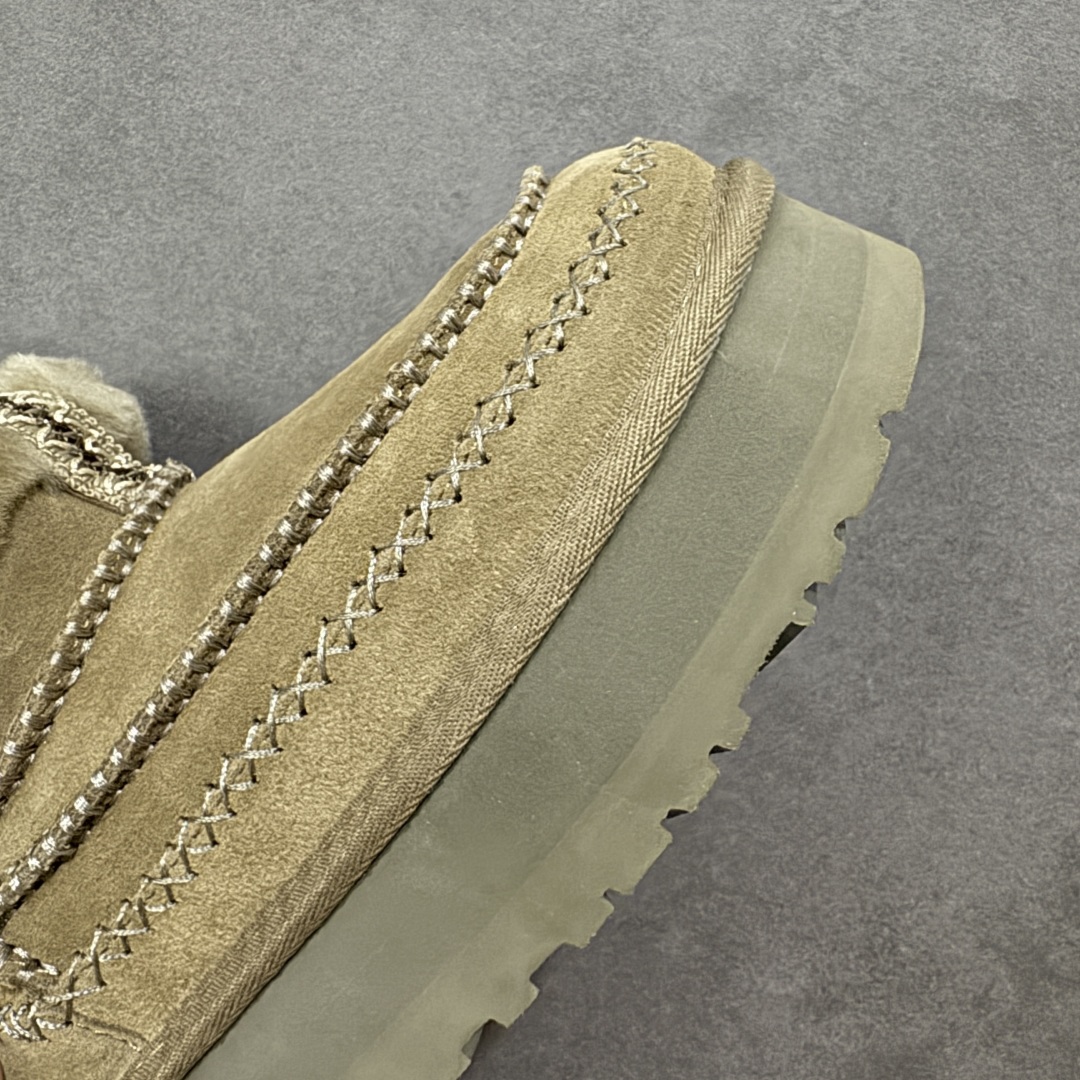 图片[5]-【SP顶级版】UGG TAZZ MAXI TASMAN 秋冬羊毛一体雪地靴 W/1158224 原代工厂隆丰A级真羊毛皮一体完全遵循正平正品，精选A级羊皮毛一体材质，内里毛绒如云朵般包裹双脚，白带恒温属性一寒锁温抗冻，股季透气排湿，让双脚时刻处于干爽舒适的状态，轻量化设计搭配柔韧鞋底，每一步都似踩在软垫上，再加上贴合足型的弧度与足跟支撑，无论是居家休憩,外出通勤还是日常跑腿，全天行走也无负担。 从经典高筒靴到简约拖鞋，从基础中性色到潮流设计，既能与牛仔裤、卫衣打造随性日常，也能搭配裙子、男女同款更能轻松适配情侣穿搭。 优质羊皮毛天生耐磨损，搭配扎实工艺与防水科技加持，能抵御日常磨损与雨雪侵袭。一双穿数年仍能保持柔软质感💪🏻 尺码：35-40-选品中心