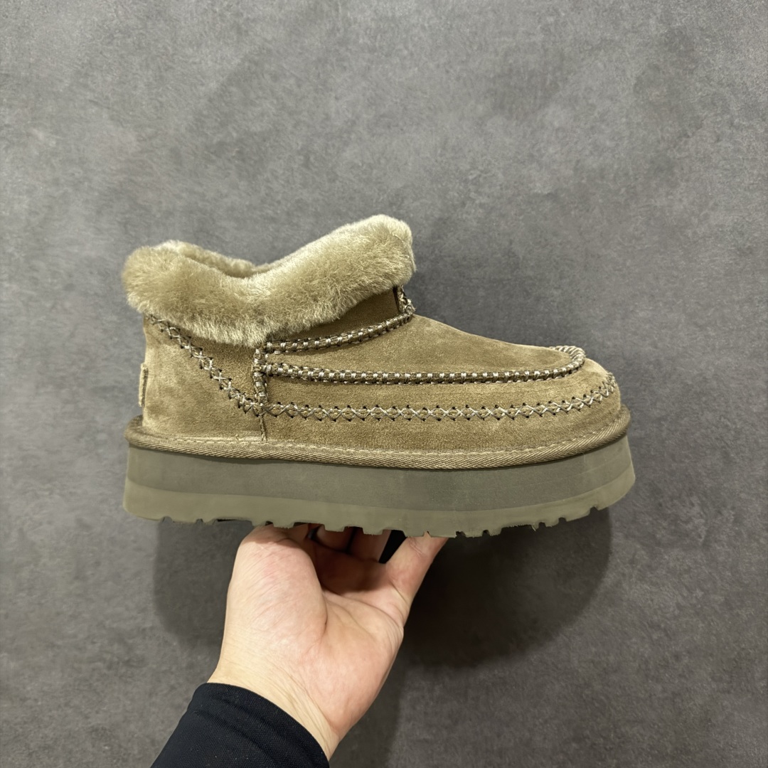 【SP顶级版】UGG TAZZ MAXI TASMAN 秋冬羊毛一体雪地靴 W/1158224 原代工厂隆丰A级真羊毛皮一体完全遵循正平正品,精选A级羊皮毛一体材质,内里毛绒如云朵般包裹双脚,白带恒温属性一寒锁温抗冻,股季透气排湿,让双脚时刻处于干爽舒适的状态,轻量化设计搭配柔韧鞋底,每一步都似踩在软垫上,再加上贴合足型的弧度与足跟支撑,无论是居家休憩,外出通勤还是日常跑腿,全天行走也无负担。 从经典高筒靴到简约拖鞋,从基础中性色到潮流设计,既能与牛仔裤、卫衣打造随性日常,也能搭配裙子、男女同款更能轻松适配情侣穿搭。 优质羊皮毛天生耐磨损,搭配扎实工艺与防水科技加持,能抵御日常磨损与雨雪侵袭。一双穿数年仍能保持柔软质感💪🏻 尺码:35-40-选品中心