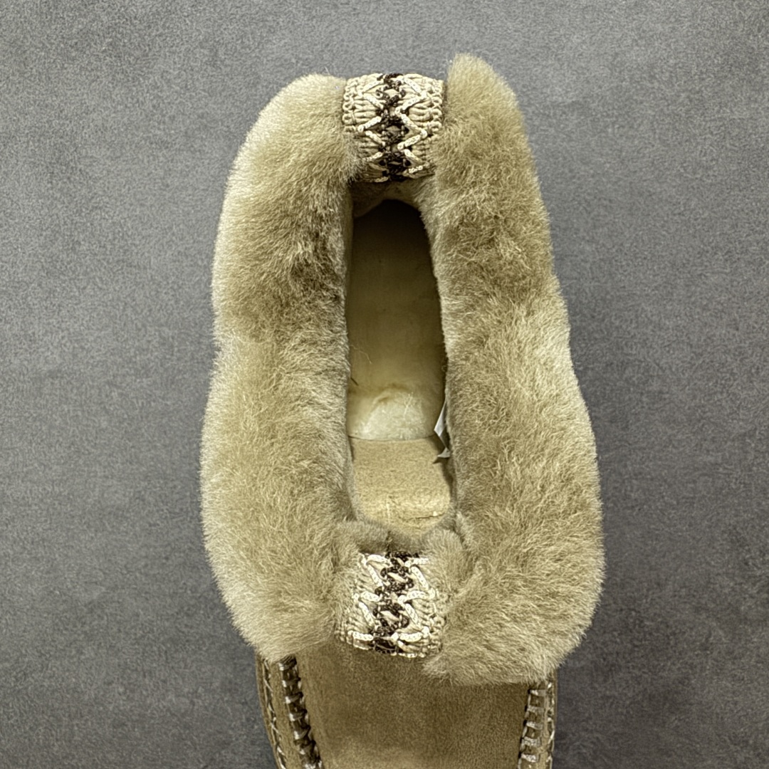 图片[7]-【SP顶级版】UGG TAZZ MAXI TASMAN 秋冬羊毛一体雪地靴 W/1158224 原代工厂隆丰A级真羊毛皮一体完全遵循正平正品，精选A级羊皮毛一体材质，内里毛绒如云朵般包裹双脚，白带恒温属性一寒锁温抗冻，股季透气排湿，让双脚时刻处于干爽舒适的状态，轻量化设计搭配柔韧鞋底，每一步都似踩在软垫上，再加上贴合足型的弧度与足跟支撑，无论是居家休憩,外出通勤还是日常跑腿，全天行走也无负担。 从经典高筒靴到简约拖鞋，从基础中性色到潮流设计，既能与牛仔裤、卫衣打造随性日常，也能搭配裙子、男女同款更能轻松适配情侣穿搭。 优质羊皮毛天生耐磨损，搭配扎实工艺与防水科技加持，能抵御日常磨损与雨雪侵袭。一双穿数年仍能保持柔软质感💪🏻 尺码：35-40-选品中心