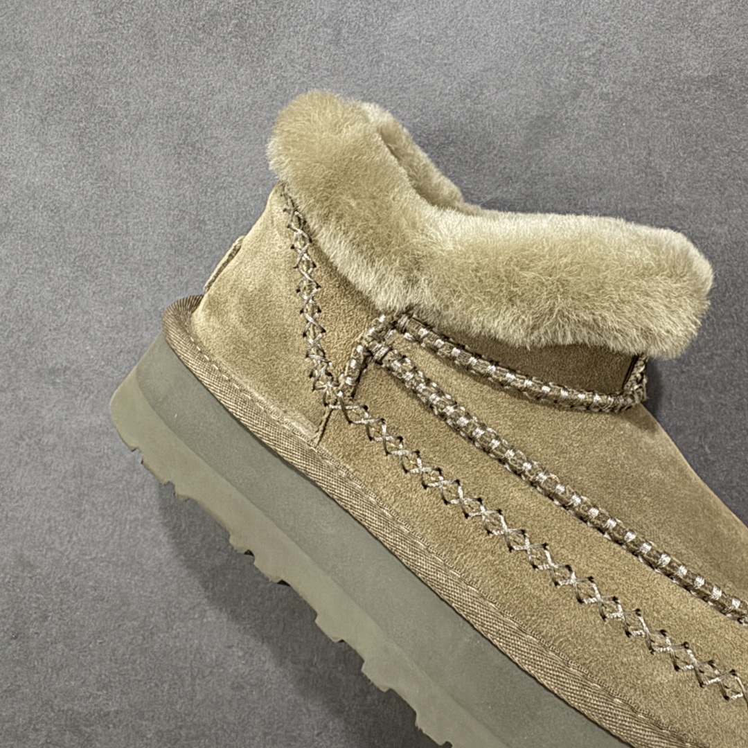 图片[6]-【SP顶级版】UGG TAZZ MAXI TASMAN 秋冬羊毛一体雪地靴 W/1158224 原代工厂隆丰A级真羊毛皮一体完全遵循正平正品，精选A级羊皮毛一体材质，内里毛绒如云朵般包裹双脚，白带恒温属性一寒锁温抗冻，股季透气排湿，让双脚时刻处于干爽舒适的状态，轻量化设计搭配柔韧鞋底，每一步都似踩在软垫上，再加上贴合足型的弧度与足跟支撑，无论是居家休憩,外出通勤还是日常跑腿，全天行走也无负担。 从经典高筒靴到简约拖鞋，从基础中性色到潮流设计，既能与牛仔裤、卫衣打造随性日常，也能搭配裙子、男女同款更能轻松适配情侣穿搭。 优质羊皮毛天生耐磨损，搭配扎实工艺与防水科技加持，能抵御日常磨损与雨雪侵袭。一双穿数年仍能保持柔软质感💪🏻 尺码：35-40-选品中心