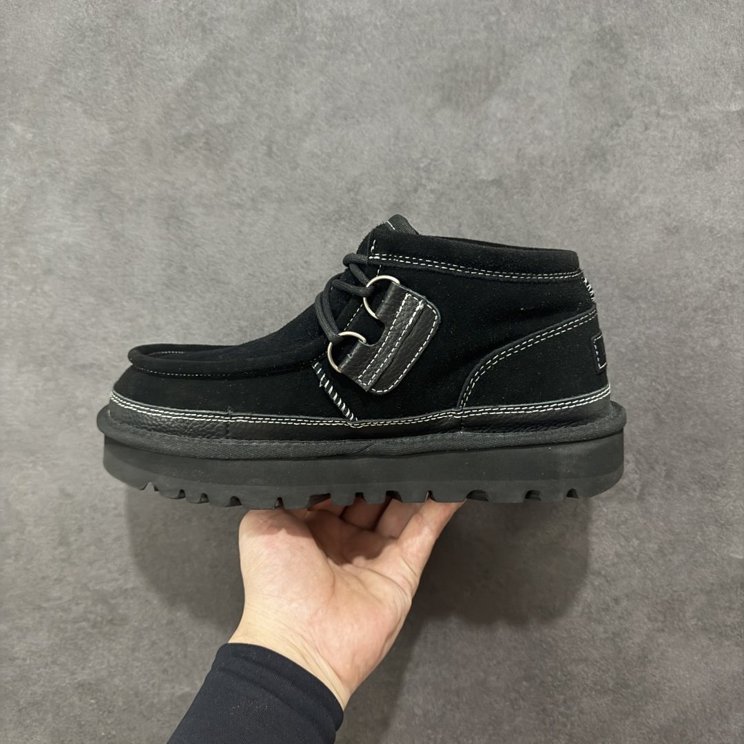 图片[2]-【SP顶级版】UGG M CLASSIC UL TRA MINI 秋冬羊毛一体雪地靴 W/1158276 原代工厂隆丰A级真羊毛皮一体完全遵循正平正品，精选A级羊皮毛一体材质，内里毛绒如云朵般包裹双脚，白带恒温属性一寒锁温抗冻，股季透气排湿，让双脚时刻处于干爽舒适的状态，轻量化设计搭配柔韧鞋底，每一步都似踩在软垫上，再加上贴合足型的弧度与足跟支撑，无论是居家休憩,外出通勤还是日常跑腿，全天行走也无负担。 从经典高筒靴到简约拖鞋，从基础中性色到潮流设计，既能与牛仔裤、卫衣打造随性日常，也能搭配裙子、男女同款更能轻松适配情侣穿搭。 优质羊皮毛天生耐磨损，搭配扎实工艺与防水科技加持，能抵御日常磨损与雨雪侵袭。一双穿数年仍能保持柔软质感💪🏻 尺码：39-45-选品中心