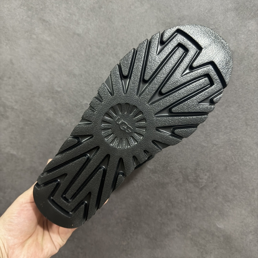 图片[9]-【SP顶级版】UGG M CLASSIC UL TRA MINI 秋冬羊毛一体雪地靴 W/1158276 原代工厂隆丰A级真羊毛皮一体完全遵循正平正品，精选A级羊皮毛一体材质，内里毛绒如云朵般包裹双脚，白带恒温属性一寒锁温抗冻，股季透气排湿，让双脚时刻处于干爽舒适的状态，轻量化设计搭配柔韧鞋底，每一步都似踩在软垫上，再加上贴合足型的弧度与足跟支撑，无论是居家休憩,外出通勤还是日常跑腿，全天行走也无负担。 从经典高筒靴到简约拖鞋，从基础中性色到潮流设计，既能与牛仔裤、卫衣打造随性日常，也能搭配裙子、男女同款更能轻松适配情侣穿搭。 优质羊皮毛天生耐磨损，搭配扎实工艺与防水科技加持，能抵御日常磨损与雨雪侵袭。一双穿数年仍能保持柔软质感💪🏻 尺码：39-45-选品中心