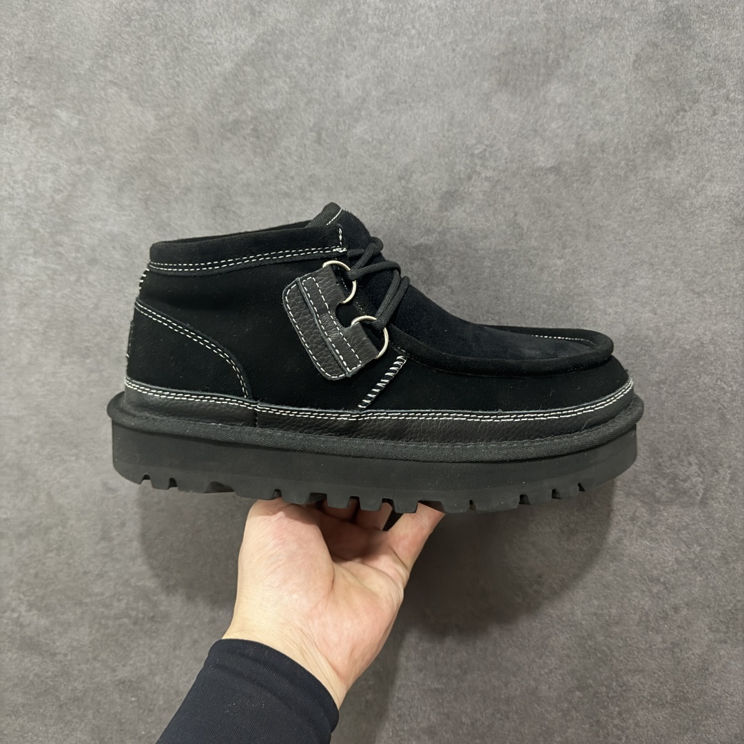 【SP顶级版】UGG M CLASSIC UL TRA MINI 秋冬羊毛一体雪地靴 W/1158276 原代工厂隆丰A级真羊毛皮一体完全遵循正平正品,精选A级羊皮毛一体材质,内里毛绒如云朵般包裹双脚,白带恒温属性一寒锁温抗冻,股季透气排湿,让双脚时刻处于干爽舒适的状态,轻量化设计搭配柔韧鞋底,每一步都似踩在软垫上,再加上贴合足型的弧度与足跟支撑,无论是居家休憩,外出通勤还是日常跑腿,全天行走也无负担。 从经典高筒靴到简约拖鞋,从基础中性色到潮流设计,既能与牛仔裤、卫衣打造随性日常,也能搭配裙子、男女同款更能轻松适配情侣穿搭。 优质羊皮毛天生耐磨损,搭配扎实工艺与防水科技加持,能抵御日常磨损与雨雪侵袭。一双穿数年仍能保持柔软质感💪🏻 尺码:39-45-选品中心