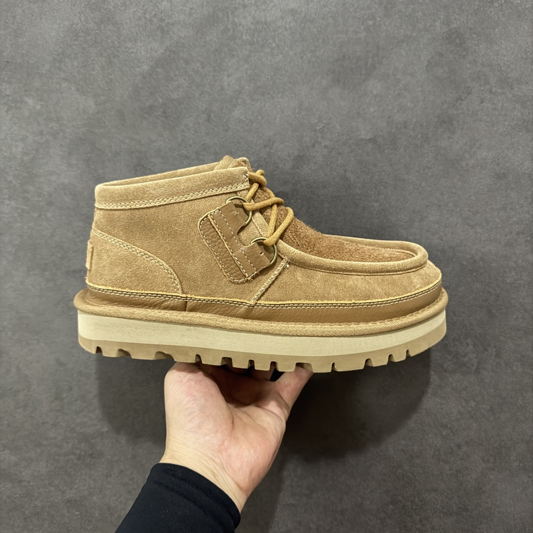 【SP顶级版】UGG M CLASSIC UL TRA MINI 秋冬羊毛一体雪地靴 W/1158276 原代工厂隆丰A级真羊毛皮一体完全遵循正平正品,精选A级羊皮毛一体材质,内里毛绒如云朵般包裹双脚,白带恒温属性一寒锁温抗冻,股季透气排湿,让双脚时刻处于干爽舒适的状态,轻量化设计搭配柔韧鞋底,每一步都似踩在软垫上,再加上贴合足型的弧度与足跟支撑,无论是居家休憩,外出通勤还是日常跑腿,全天行走也无负担。 从经典高筒靴到简约拖鞋,从基础中性色到潮流设计,既能与牛仔裤、卫衣打造随性日常,也能搭配裙子、男女同款更能轻松适配情侣穿搭。 优质羊皮毛天生耐磨损,搭配扎实工艺与防水科技加持,能抵御日常磨损与雨雪侵袭。一双穿数年仍能保持柔软质感💪🏻 尺码:39-45-选品中心
