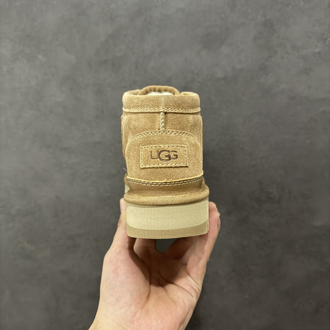 图片[4]-【SP顶级版】UGG M CLASSIC UL TRA MINI 秋冬羊毛一体雪地靴 W/1158276 原代工厂隆丰A级真羊毛皮一体完全遵循正平正品，精选A级羊皮毛一体材质，内里毛绒如云朵般包裹双脚，白带恒温属性一寒锁温抗冻，股季透气排湿，让双脚时刻处于干爽舒适的状态，轻量化设计搭配柔韧鞋底，每一步都似踩在软垫上，再加上贴合足型的弧度与足跟支撑，无论是居家休憩,外出通勤还是日常跑腿，全天行走也无负担。 从经典高筒靴到简约拖鞋，从基础中性色到潮流设计，既能与牛仔裤、卫衣打造随性日常，也能搭配裙子、男女同款更能轻松适配情侣穿搭。 优质羊皮毛天生耐磨损，搭配扎实工艺与防水科技加持，能抵御日常磨损与雨雪侵袭。一双穿数年仍能保持柔软质感💪🏻 尺码：39-45-选品中心