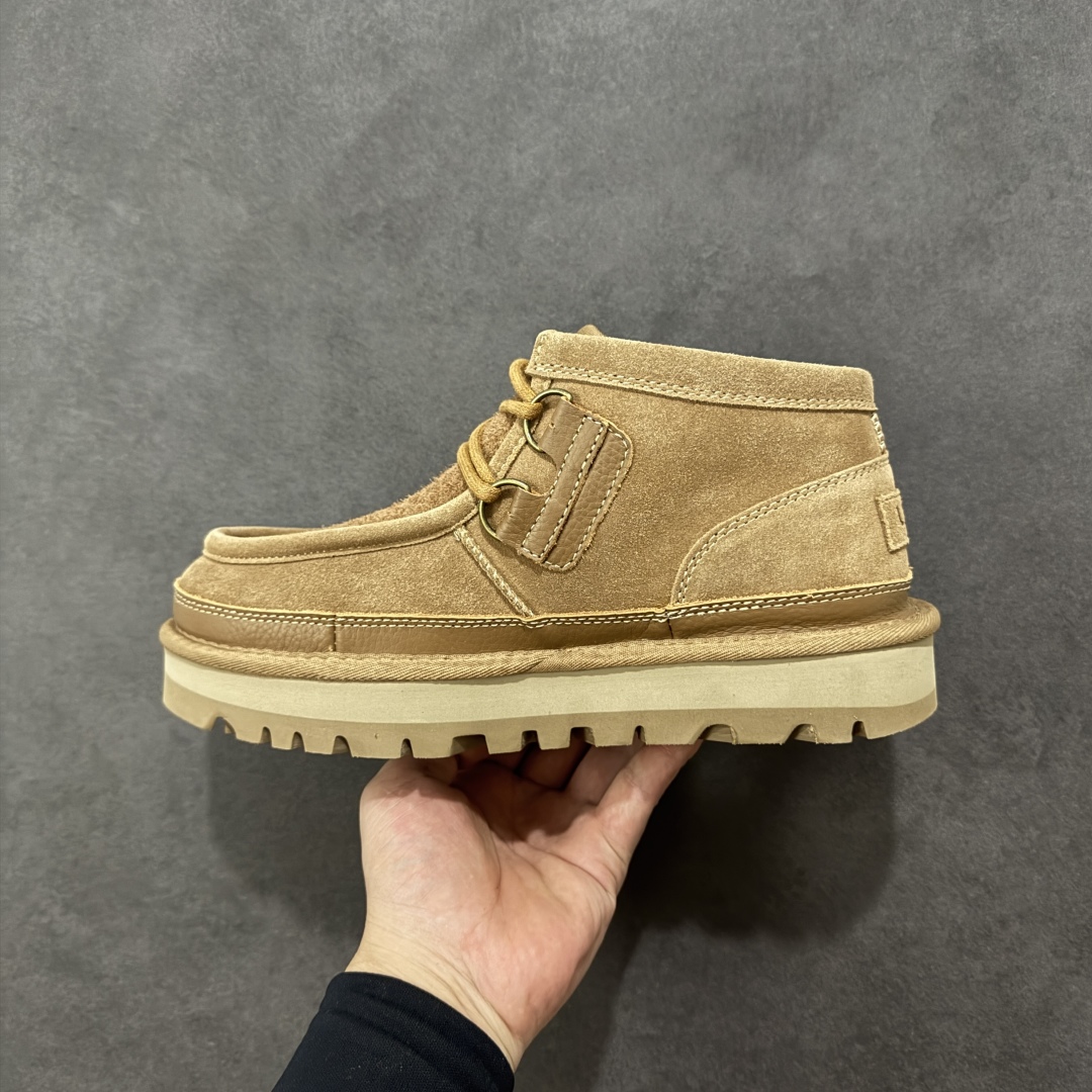 图片[2]-【SP顶级版】UGG M CLASSIC UL TRA MINI 秋冬羊毛一体雪地靴 W/1158276 原代工厂隆丰A级真羊毛皮一体完全遵循正平正品，精选A级羊皮毛一体材质，内里毛绒如云朵般包裹双脚，白带恒温属性一寒锁温抗冻，股季透气排湿，让双脚时刻处于干爽舒适的状态，轻量化设计搭配柔韧鞋底，每一步都似踩在软垫上，再加上贴合足型的弧度与足跟支撑，无论是居家休憩,外出通勤还是日常跑腿，全天行走也无负担。 从经典高筒靴到简约拖鞋，从基础中性色到潮流设计，既能与牛仔裤、卫衣打造随性日常，也能搭配裙子、男女同款更能轻松适配情侣穿搭。 优质羊皮毛天生耐磨损，搭配扎实工艺与防水科技加持，能抵御日常磨损与雨雪侵袭。一双穿数年仍能保持柔软质感💪🏻 尺码：39-45-选品中心