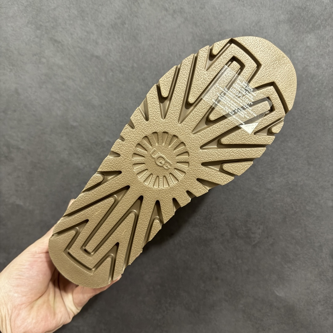 图片[9]-【SP顶级版】UGG M CLASSIC UL TRA MINI 秋冬羊毛一体雪地靴 W/1158276 原代工厂隆丰A级真羊毛皮一体完全遵循正平正品，精选A级羊皮毛一体材质，内里毛绒如云朵般包裹双脚，白带恒温属性一寒锁温抗冻，股季透气排湿，让双脚时刻处于干爽舒适的状态，轻量化设计搭配柔韧鞋底，每一步都似踩在软垫上，再加上贴合足型的弧度与足跟支撑，无论是居家休憩,外出通勤还是日常跑腿，全天行走也无负担。 从经典高筒靴到简约拖鞋，从基础中性色到潮流设计，既能与牛仔裤、卫衣打造随性日常，也能搭配裙子、男女同款更能轻松适配情侣穿搭。 优质羊皮毛天生耐磨损，搭配扎实工艺与防水科技加持，能抵御日常磨损与雨雪侵袭。一双穿数年仍能保持柔软质感💪🏻 尺码：39-45-选品中心