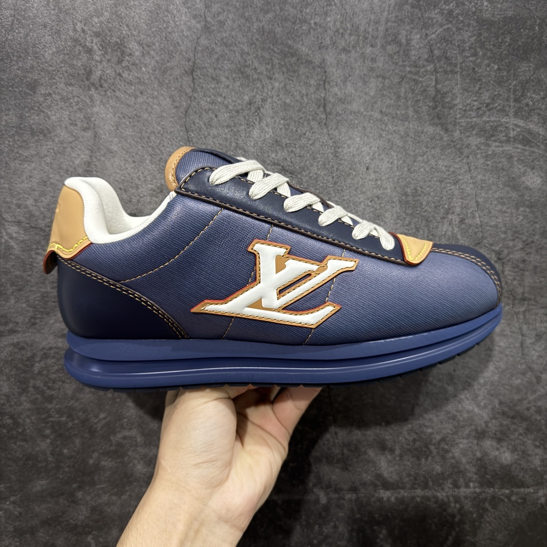 【佛山超A版】LV BUTTERSOFT 深蓝 阿甘鞋 LV路易威登 Nigo菲董 联名 Buttersoft系列 胖丁 厚底 休闲 运动鞋 阿甘鞋 原版购入开发做货 原版定制头层牛皮 内里进口透气网里 原版开模防滑TPU材质鞋底 碾压市面一切版本 欢迎随意对比 LV Buttersoft 运动鞋出自 Pharrell Williams 之手,以柔软的 Monogram 印花羊皮革与牛皮革重绎 1960 年代的潮流构型,再借加衬鞋面升级舒适体验。LV 字母和皮革饰边点明品牌身份,Pharrell Williams 肖像与龙虾压纹图案共述 2025 秋冬男装秀场风尚 尺码:39-46码-选品中心