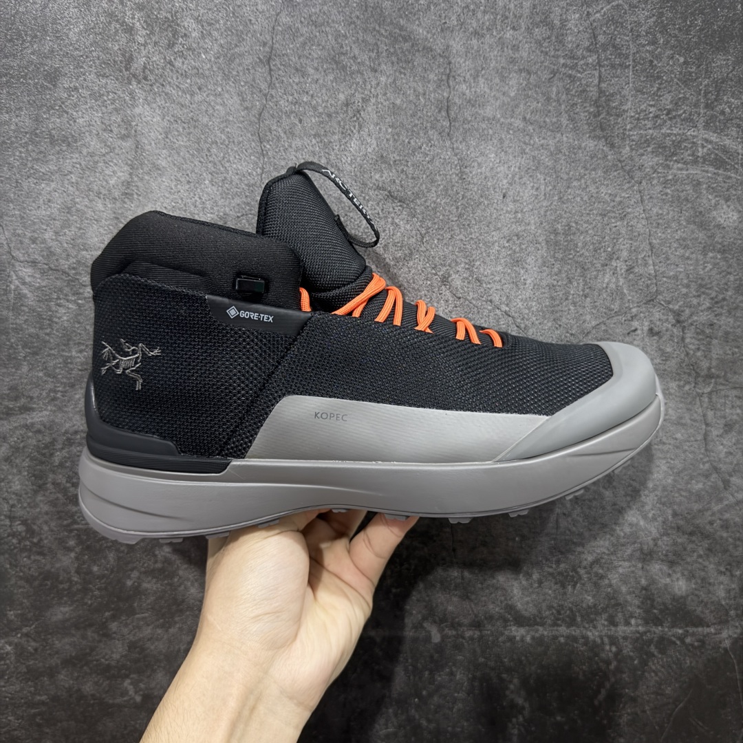 【莞产纯原版】始祖鸟ArcTeryx Kopec GTX M Mid 覆盖透气男越野跑鞋 中帮 正确后跟刺绣 完美细节版型 官方同步上架 适合技术路线单日徒步穿着 aeriosflgtx鞋受到长途野外跑步鞋的启发 适合在变化的地形上进行快速轻快的徒步旅行穿着,舒适而有支撑性,使您充满信心。该设计与脚部融为一体,可最大限度地减少摩擦,gore-tex保护膜网砂,采用gore隐形适体(invisiblefit)技术,更轻薄舒适。敏捷、稳定和技术路线上的自信源于vibram® megagrip外底、压缩eva内底以及一体的tpu。重量约:275g技术特点透气轻量耐磨鞋子鞋外底结构vibram®megagripM橡胶化合材料耐用柔软鞋子结构tpu鞋头可防磨损压缩eva泡沫内底以及一体的tpu铁芯提高了灵活性和稳定性,使您充满信心鞋子衬垫结构4mm厚ortholiteM3d模制插片材料gore-tex薄膜tpu高耐磨保护膜cordura® MX 尺码:36-45 编码: FJB390400-选品中心