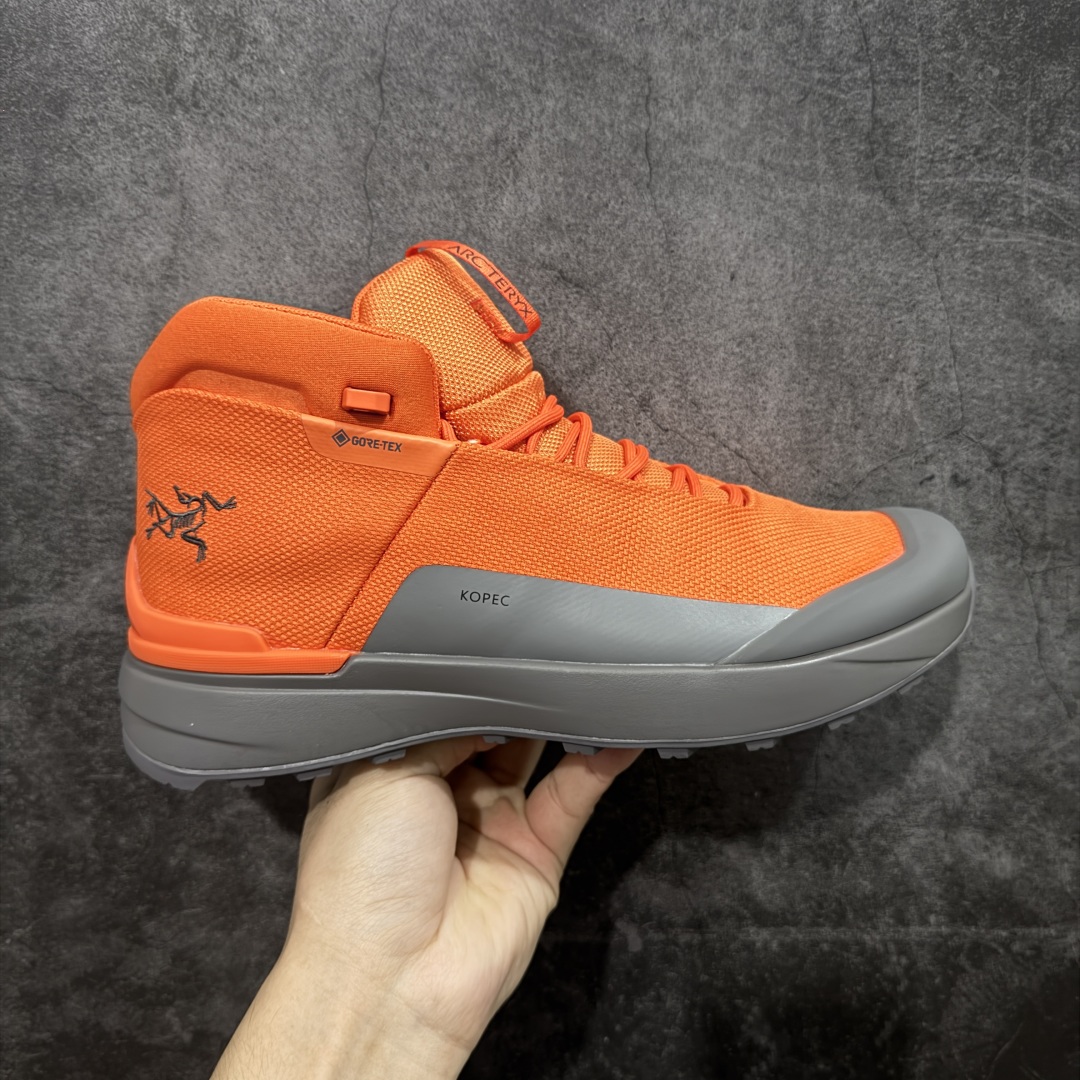 【莞产纯原版】始祖鸟ArcTeryx Kopec GTX M Mid 覆盖透气男越野跑鞋 中帮 正确后跟刺绣 完美细节版型 官方同步上架 适合技术路线单日徒步穿着 aeriosflgtx鞋受到长途野外跑步鞋的启发 适合在变化的地形上进行快速轻快的徒步旅行穿着,舒适而有支撑性,使您充满信心。该设计与脚部融为一体,可最大限度地减少摩擦,gore-tex保护膜网砂,采用gore隐形适体(invisiblefit)技术,更轻薄舒适。敏捷、稳定和技术路线上的自信源于vibram® megagrip外底、压缩eva内底以及一体的tpu。重量约:275g技术特点透气轻量耐磨鞋子鞋外底结构vibram®megagripM橡胶化合材料耐用柔软鞋子结构tpu鞋头可防磨损压缩eva泡沫内底以及一体的tpu铁芯提高了灵活性和稳定性,使您充满信心鞋子衬垫结构4mm厚ortholiteM3d模制插片材料gore-tex薄膜tpu高耐磨保护膜cordura® MX 尺码:36-45 编码: FJB390400-选品中心