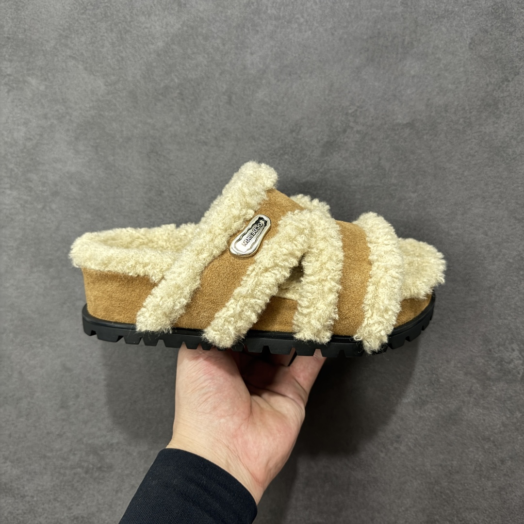 【公司级】GG-CC 2025 路易暖茶 秋冬新款 5.5CM 厚底增高 百搭勃肯半拖 这款毛毛拖采用了柔软的绒毛材质,搭配上经典的棕色设计,既温暖又充满时尚感。 厚实的绒毛不仅提供了极佳的保暖效果,还让你的双脚享受极致的舒适。 货号:G25Y9084B 尺码:35 36 37 38 39 40 编码:TLB270280-选品中心