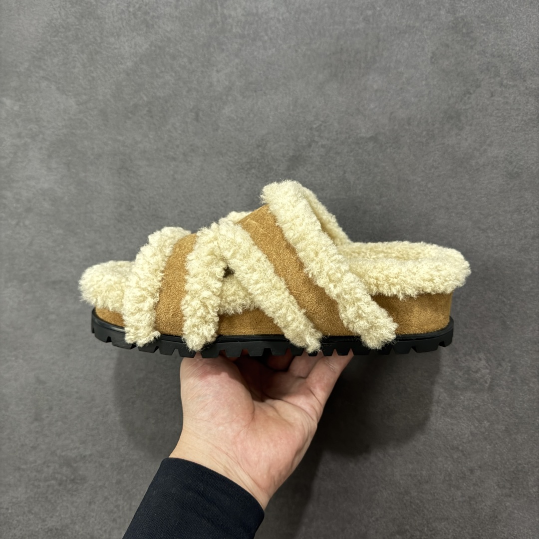 图片[2]-【公司级】GG-CC 2025 路易暖茶 秋冬新款 5.5CM 厚底增高 百搭勃肯半拖 这款毛毛拖采用了柔软的绒毛材质，搭配上经典的棕色设计，既温暖又充满时尚感。 厚实的绒毛不仅提供了极佳的保暖效果，还让你的双脚享受极致的舒适。 货号：G25Y9084B 尺码：35 36 37 38 39 40 编码：TLB270280-选品中心