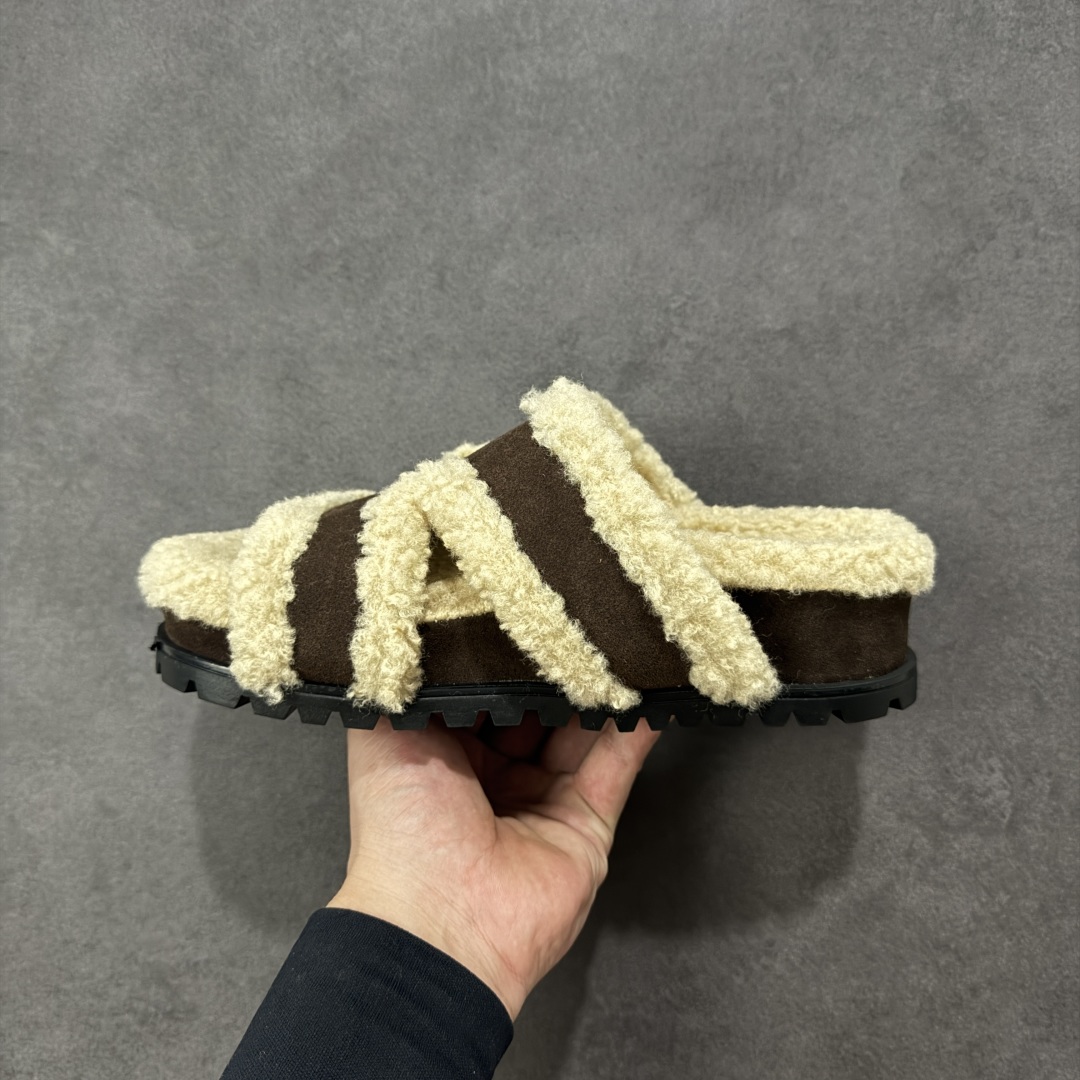 图片[2]-【公司级】GG-CC 2025 路易暖茶 秋冬新款 5.5CM 厚底增高 百搭勃肯半拖 这款毛毛拖采用了柔软的绒毛材质，搭配上经典的棕色设计，既温暖又充满时尚感。 厚实的绒毛不仅提供了极佳的保暖效果，还让你的双脚享受极致的舒适。 货号：G25Y9084B 尺码：35 36 37 38 39 40 编码：TLB270280-选品中心