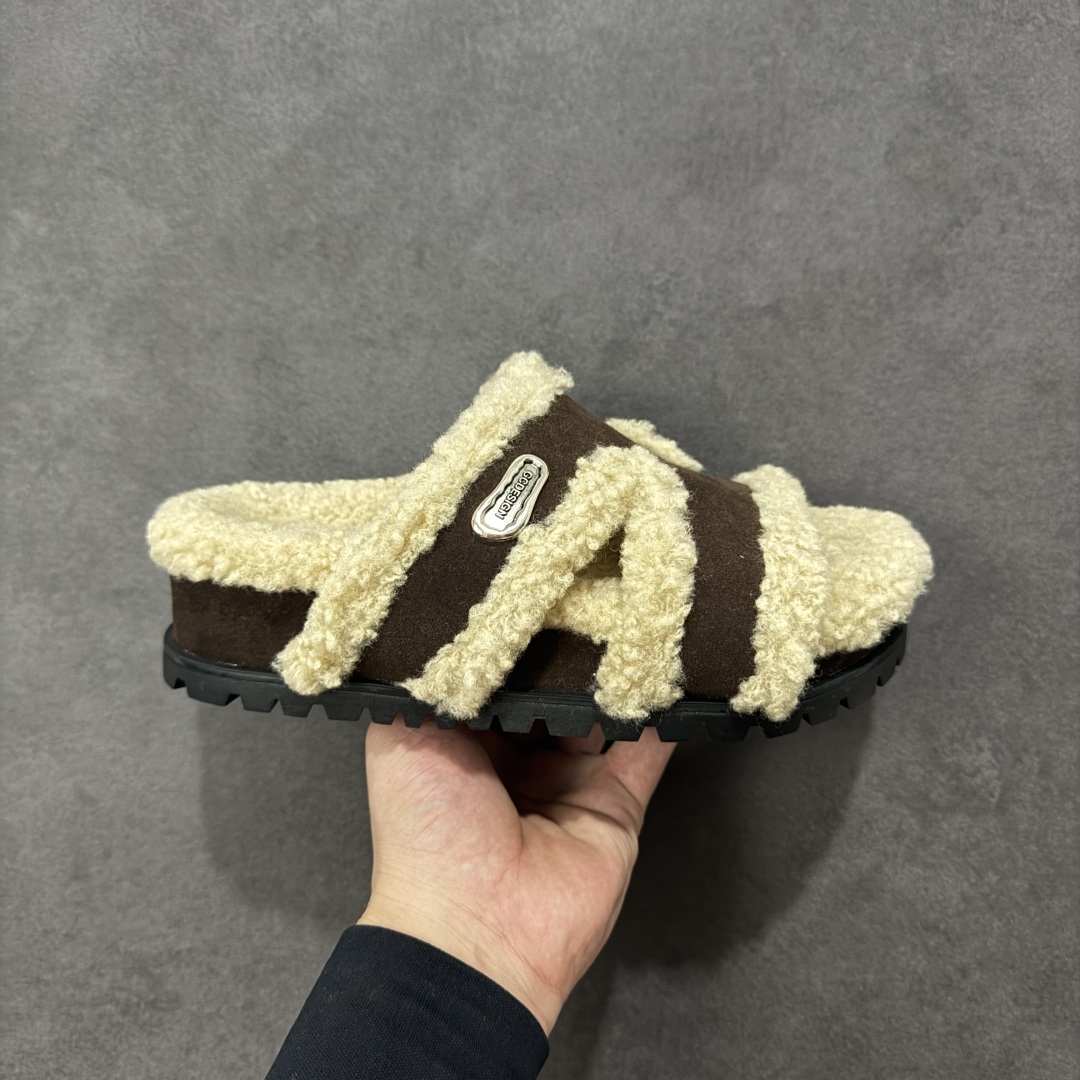 【公司级】GG-CC 2025 路易暖茶 秋冬新款 5.5CM 厚底增高 百搭勃肯半拖 这款毛毛拖采用了柔软的绒毛材质,搭配上经典的棕色设计,既温暖又充满时尚感。 厚实的绒毛不仅提供了极佳的保暖效果,还让你的双脚享受极致的舒适。 货号:G25Y9084B 尺码:35 36 37 38 39 40 编码:TLB270280-选品中心