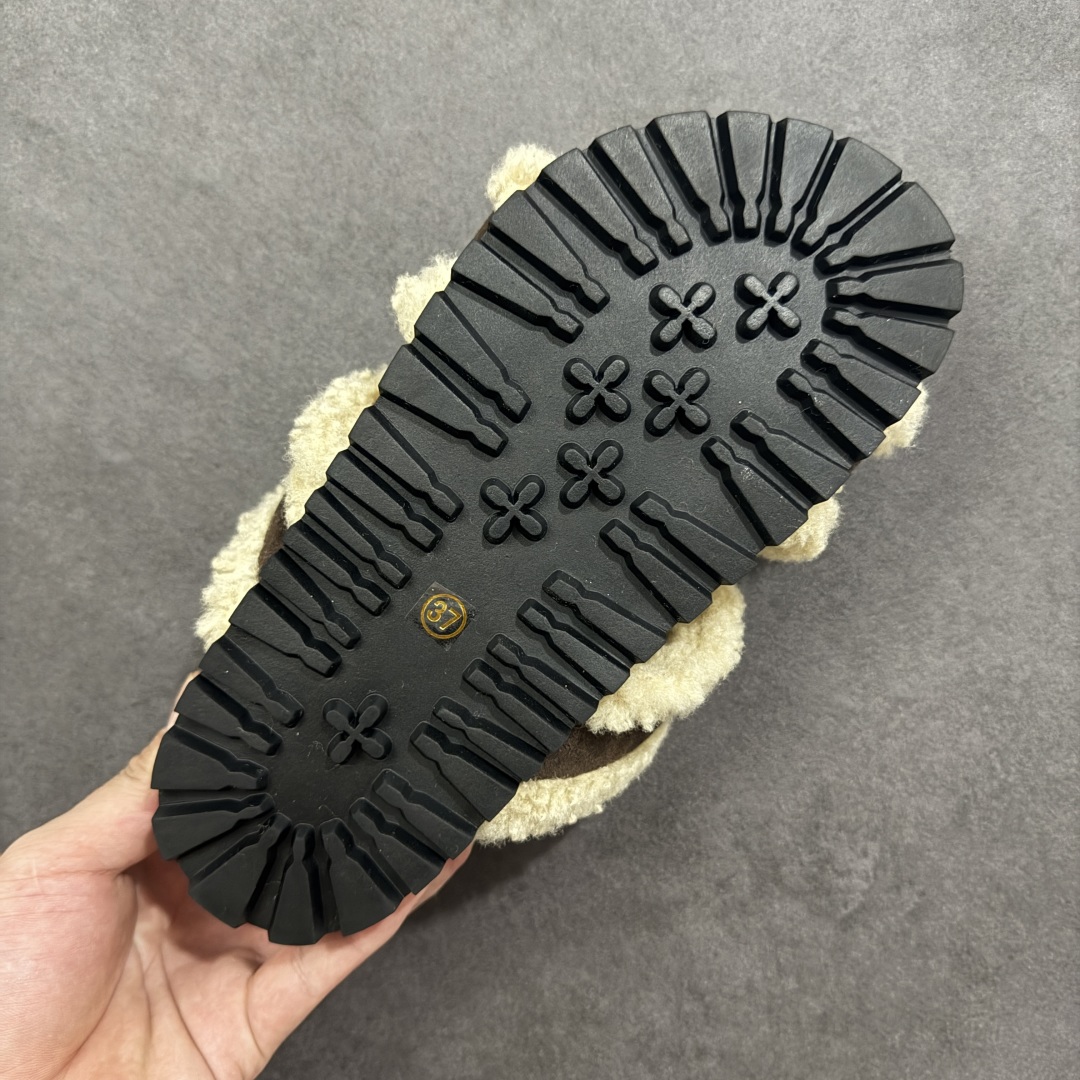 图片[9]-【公司级】GG-CC 2025 路易暖茶 秋冬新款 5.5CM 厚底增高 百搭勃肯半拖 这款毛毛拖采用了柔软的绒毛材质，搭配上经典的棕色设计，既温暖又充满时尚感。 厚实的绒毛不仅提供了极佳的保暖效果，还让你的双脚享受极致的舒适。 货号：G25Y9084B 尺码：35 36 37 38 39 40 编码：TLB270280-选品中心