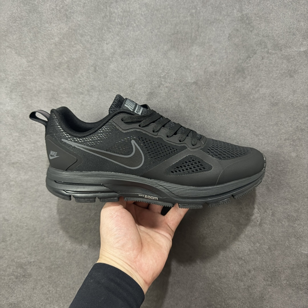 【公司级】耐克 Nike Zoom Pegasus 26X 登月 飞马 厚底增高老爹鞋缓震疾速皮面透气跑鞋,舒适耐磨透气低帮设计打造时尚生活休闲鞋。在鞋底部分,搭载全掌型ZOOMAIR配置,缓震系统,耐克登月系列不错的,穿来跑步、休闲都适合。登月系列使用的是新型发泡材料,比Phylon还要轻而且在吸收冲击的同时还能储存弹性势能并把它释放到下一次动作中,耐久性和反应速度也要优于气垫,气垫比较持久缓震。 货号:AQ6219-002 尺码: 40-45含半码-选品中心