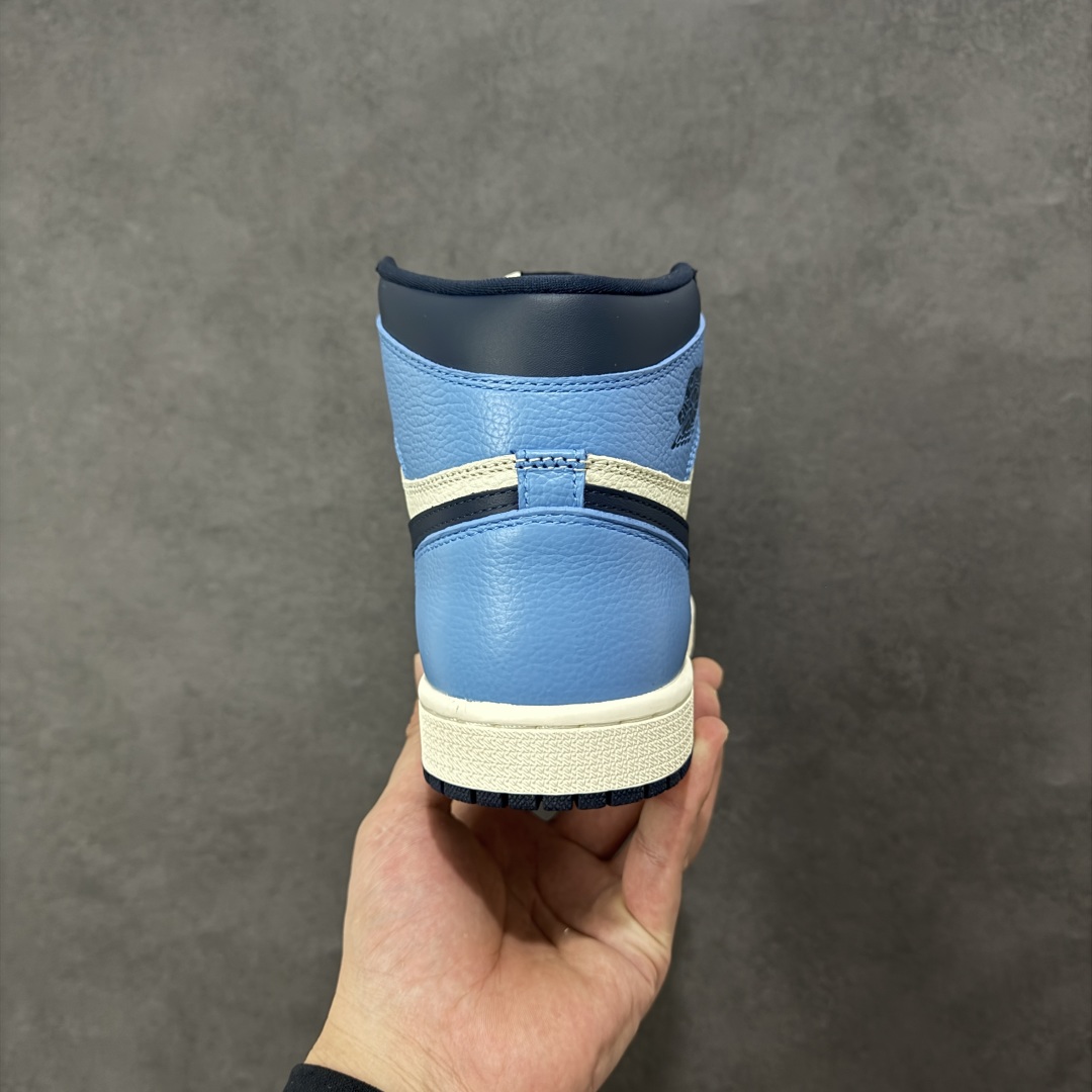 图片[4]-【公司级头层】Air Jordan 1 Retro High OG “Dark Mocha” 高帮 黑曜石 小倒勾 AJ1 乔丹1代 aj1 乔1 高邦 小倒钩 乔丹篮球鞋系列 整双鞋的配色设计以超高人气的黑脚趾 Air Jordan 1 为基础，在白色鞋面上加入黑色鞋身框架勾勒，黑色 Swoosh Logo 装饰侧身。这双鞋的亮点自然在后跟部位，后跟采用类似 Travis Scott x Air Jordan 1 联名的深棕色收尾，与鞋舌黑棕标签呼应，整体构色方案既有反勾的气质，又兼具十足 OG 格调。虽然整体辨识度不算太高，但百搭属性更高，应该能成为不少喜欢低调风格高级质感玩家们的选择。 货号：555088-140 尺码：36 36.5 37.5 38 38.5 39 40 40.5 41 42 42.5 43 44 44.5 45 46 47.5 编码：FSB280290-选品中心