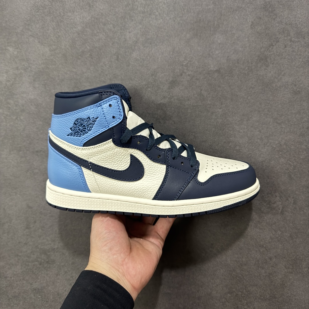 【公司级头层】Air Jordan 1 Retro High OG “Dark Mocha” 高帮 黑曜石 小倒勾 AJ1 乔丹1代 aj1 乔1 高邦 小倒钩 乔丹篮球鞋系列 整双鞋的配色设计以超高人气的黑脚趾 Air Jordan 1 为基础,在白色鞋面上加入黑色鞋身框架勾勒,黑色 Swoosh Logo 装饰侧身。这双鞋的亮点自然在后跟部位,后跟采用类似 Travis Scott x Air Jordan 1 联名的深棕色收尾,与鞋舌黑棕标签呼应,整体构色方案既有反勾的气质,又兼具十足 OG 格调。虽然整体辨识度不算太高,但百搭属性更高,应该能成为不少喜欢低调风格高级质感玩家们的选择。 货号:555088-140 尺码:36 36.5 37.5 38 38.5 39 40 40.5 41 42 42.5 43 44 44.5 45 46 47.5 编码:FSB280290-选品中心