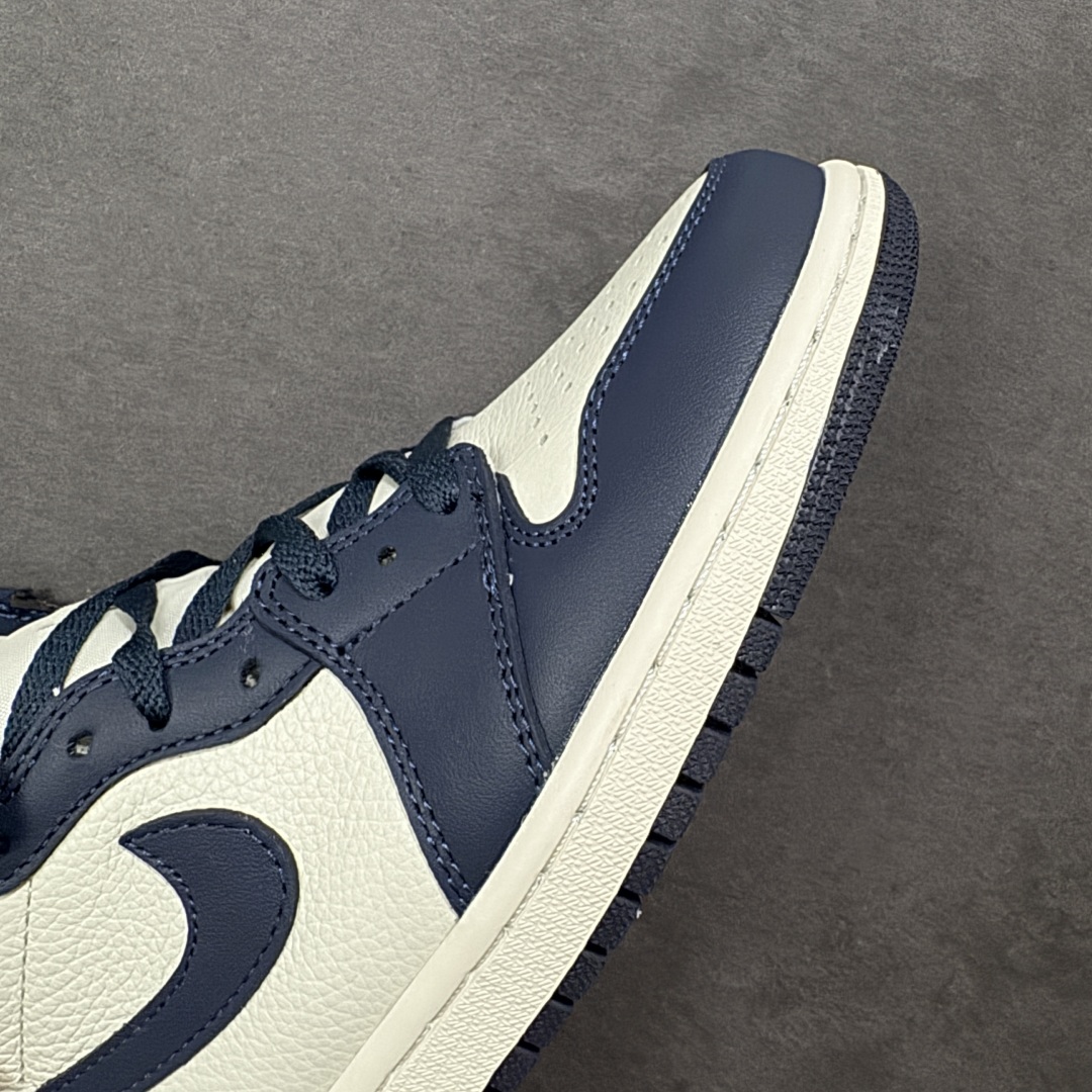 图片[5]-【公司级头层】Air Jordan 1 Retro High OG “Dark Mocha” 高帮 黑曜石 小倒勾 AJ1 乔丹1代 aj1 乔1 高邦 小倒钩 乔丹篮球鞋系列 整双鞋的配色设计以超高人气的黑脚趾 Air Jordan 1 为基础，在白色鞋面上加入黑色鞋身框架勾勒，黑色 Swoosh Logo 装饰侧身。这双鞋的亮点自然在后跟部位，后跟采用类似 Travis Scott x Air Jordan 1 联名的深棕色收尾，与鞋舌黑棕标签呼应，整体构色方案既有反勾的气质，又兼具十足 OG 格调。虽然整体辨识度不算太高，但百搭属性更高，应该能成为不少喜欢低调风格高级质感玩家们的选择。 货号：555088-140 尺码：36 36.5 37.5 38 38.5 39 40 40.5 41 42 42.5 43 44 44.5 45 46 47.5 编码：FSB280290-选品中心