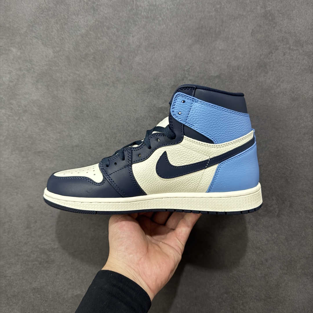 图片[2]-【公司级头层】Air Jordan 1 Retro High OG “Dark Mocha” 高帮 黑曜石 小倒勾 AJ1 乔丹1代 aj1 乔1 高邦 小倒钩 乔丹篮球鞋系列 整双鞋的配色设计以超高人气的黑脚趾 Air Jordan 1 为基础，在白色鞋面上加入黑色鞋身框架勾勒，黑色 Swoosh Logo 装饰侧身。这双鞋的亮点自然在后跟部位，后跟采用类似 Travis Scott x Air Jordan 1 联名的深棕色收尾，与鞋舌黑棕标签呼应，整体构色方案既有反勾的气质，又兼具十足 OG 格调。虽然整体辨识度不算太高，但百搭属性更高，应该能成为不少喜欢低调风格高级质感玩家们的选择。 货号：555088-140 尺码：36 36.5 37.5 38 38.5 39 40 40.5 41 42 42.5 43 44 44.5 45 46 47.5 编码：FSB280290-选品中心