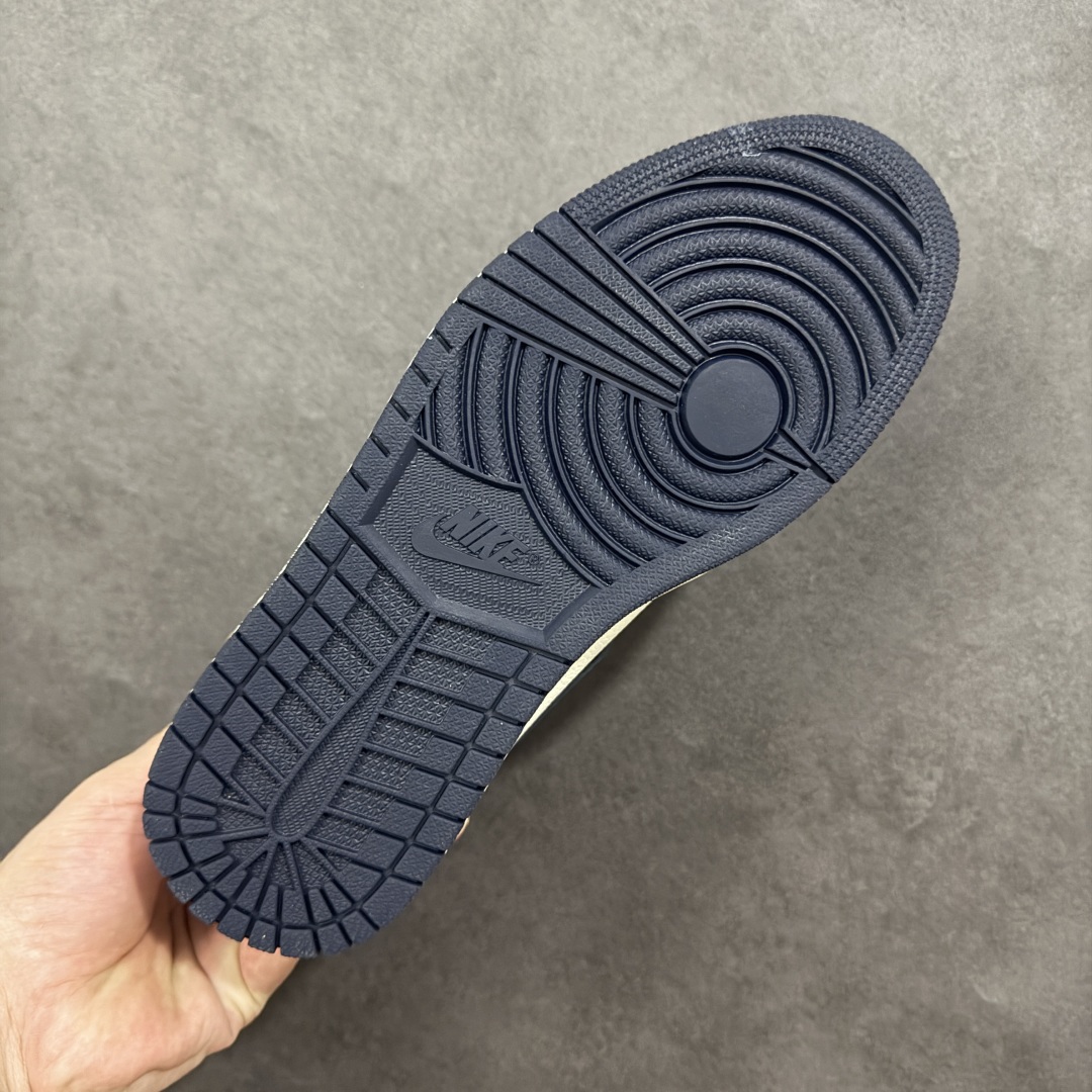 图片[9]-【公司级头层】Air Jordan 1 Retro High OG “Dark Mocha” 高帮 黑曜石 小倒勾 AJ1 乔丹1代 aj1 乔1 高邦 小倒钩 乔丹篮球鞋系列 整双鞋的配色设计以超高人气的黑脚趾 Air Jordan 1 为基础，在白色鞋面上加入黑色鞋身框架勾勒，黑色 Swoosh Logo 装饰侧身。这双鞋的亮点自然在后跟部位，后跟采用类似 Travis Scott x Air Jordan 1 联名的深棕色收尾，与鞋舌黑棕标签呼应，整体构色方案既有反勾的气质，又兼具十足 OG 格调。虽然整体辨识度不算太高，但百搭属性更高，应该能成为不少喜欢低调风格高级质感玩家们的选择。 货号：555088-140 尺码：36 36.5 37.5 38 38.5 39 40 40.5 41 42 42.5 43 44 44.5 45 46 47.5 编码：FSB280290-选品中心